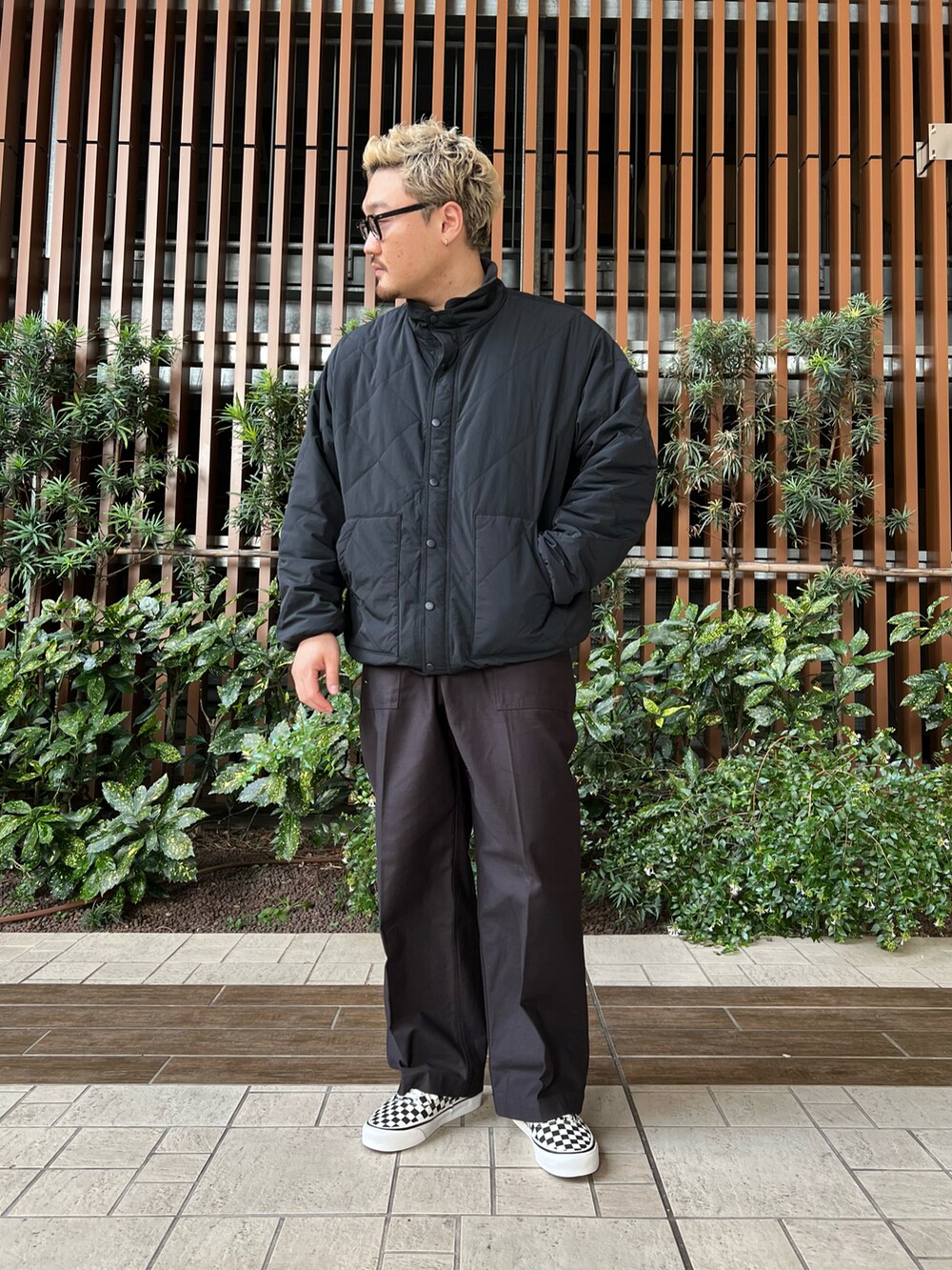 ブラック系のその他パンツ、ブラック系のスニーカー、ホワイト系のTシャツ/カットソーを着用したメンズの秋コーディネートの3枚目の写真