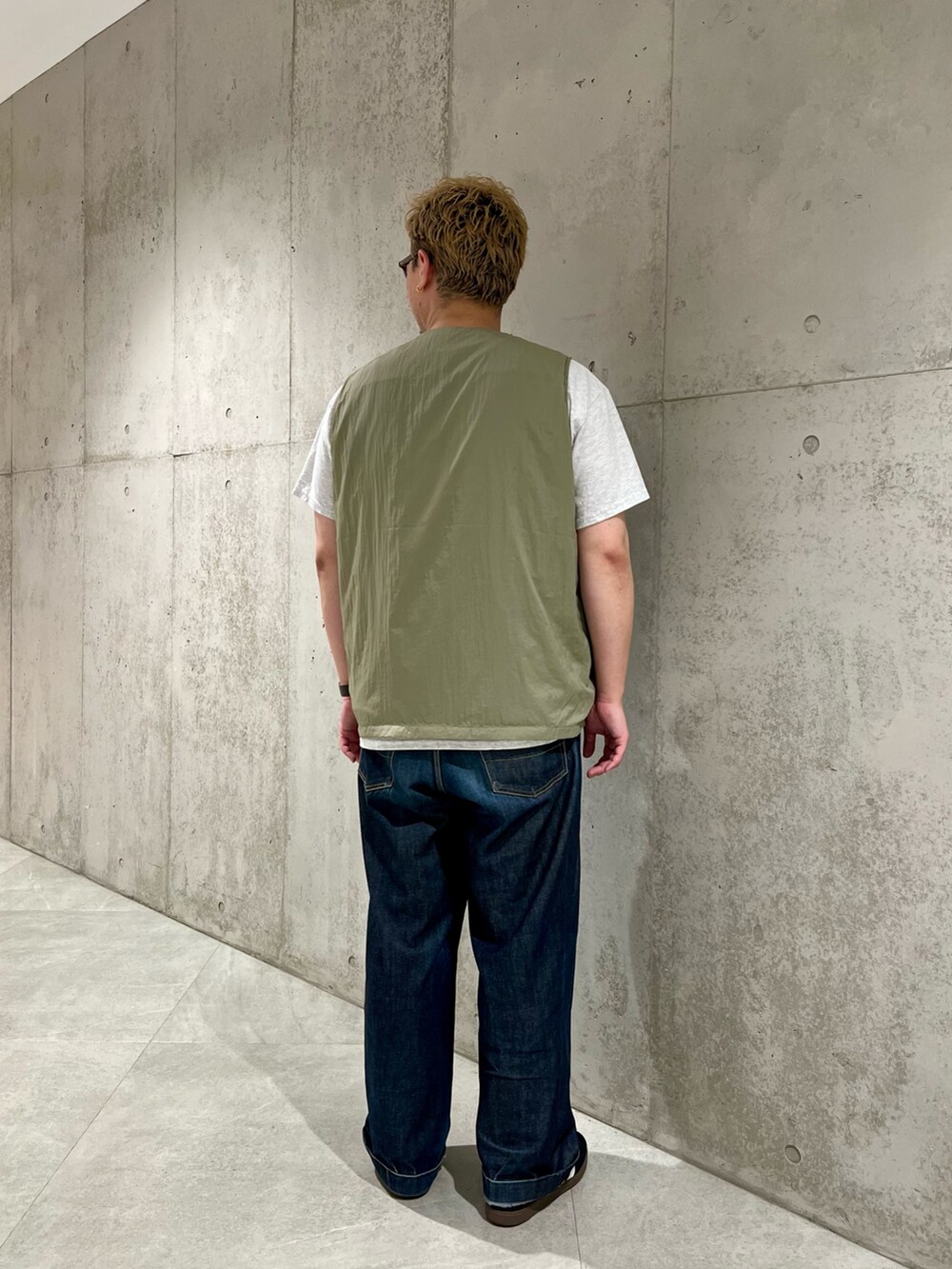 「ロゴT、テーマパークコーデ、シンプル、アウトドアスタイル、休日スタイル、大人カジュアル、お出かけコーデ、ootd、いいね、save、フォローお願いします🤑、夏コーデ、スポーツミックス、スニーカー、シンプルコーデ、ベスト、Tシャツ」｜「SMELLYの316Lミニフープピアス（ピアス（両耳用）、ゴールド系）」を使った、Jun さん（メンズ・176cm）の夏コーディネートの3枚目の写真