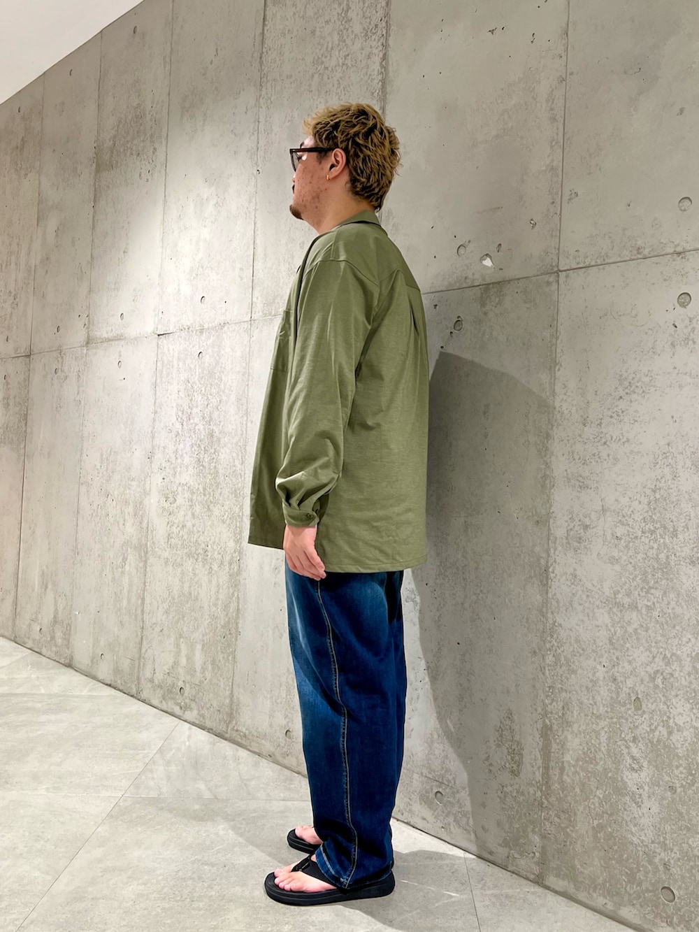 グリーン系のシャツ/ブラウス、ブルー系のデニムパンツ、ブラック系のサンダルを着用したメンズの夏コーディネートの2枚目の写真