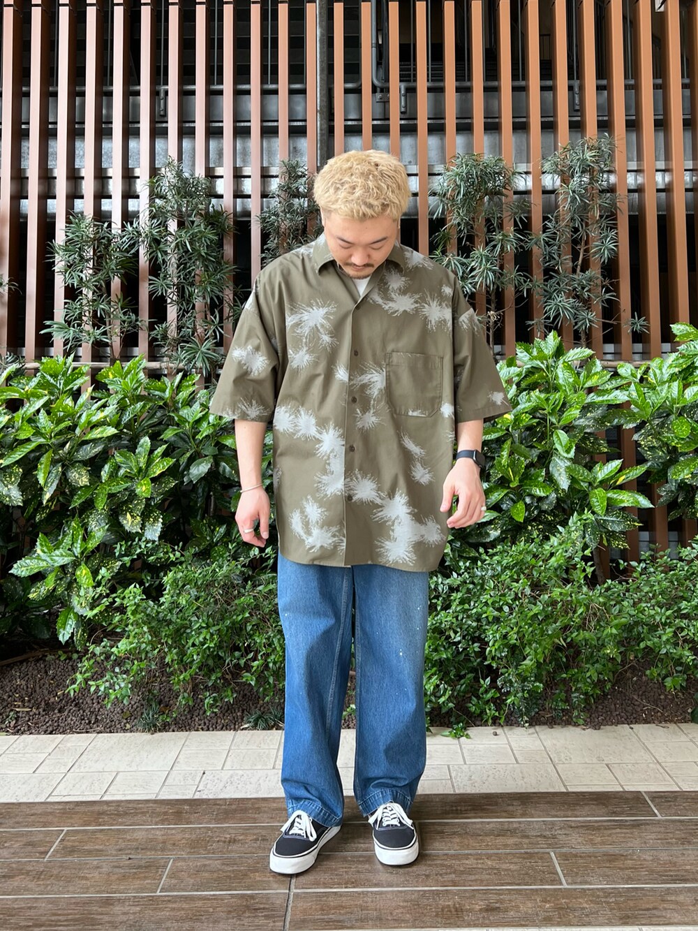 グリーン系のシャツ/ブラウス、ホワイト系のTシャツ/カットソー、ブルー系のデニムパンツを着用したメンズの春コーディネートの2枚目の写真