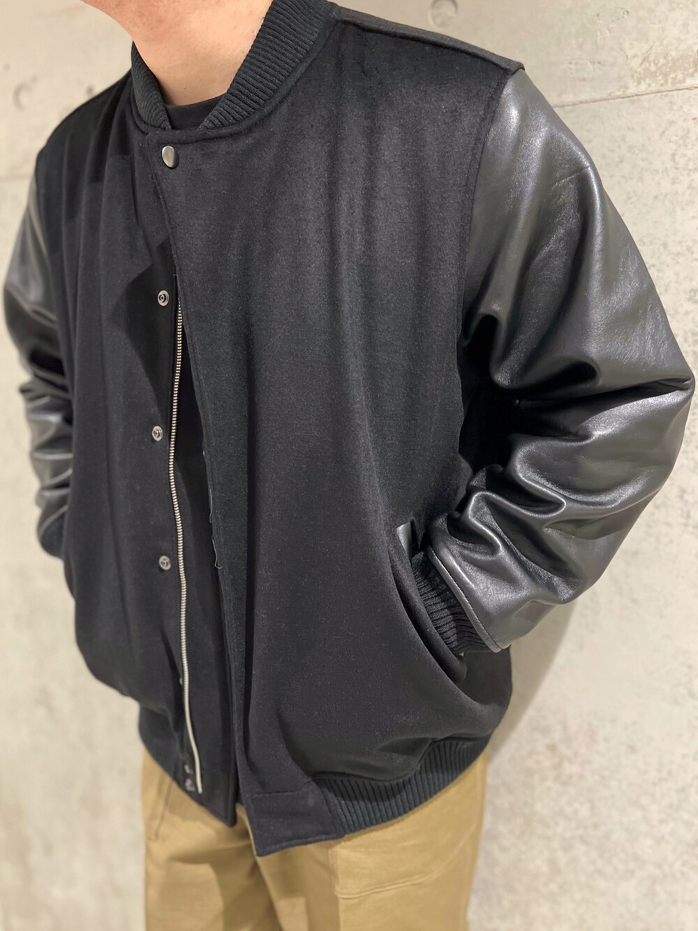 グリーン系のその他パンツ、ブラック系のTシャツ/カットソー、ブラック系のブルゾンを着用したメンズの秋コーディネートの4枚目の写真