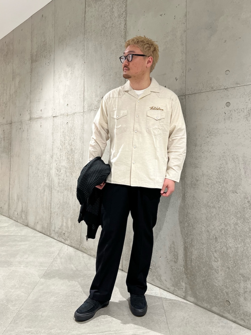 ブラック系のカーディガン/ボレロ、ホワイト系のシャツ/ブラウス、ブラック系のその他パンツを着用したメンズの冬コーディネートの4枚目の写真