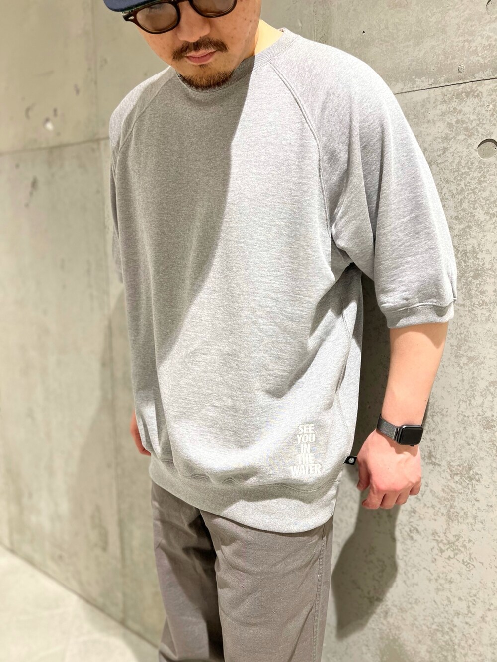 ブラック系のベスト、グレー系のその他パンツ、ブラック系のサンダルを着用したメンズの夏コーディネートの5枚目の写真