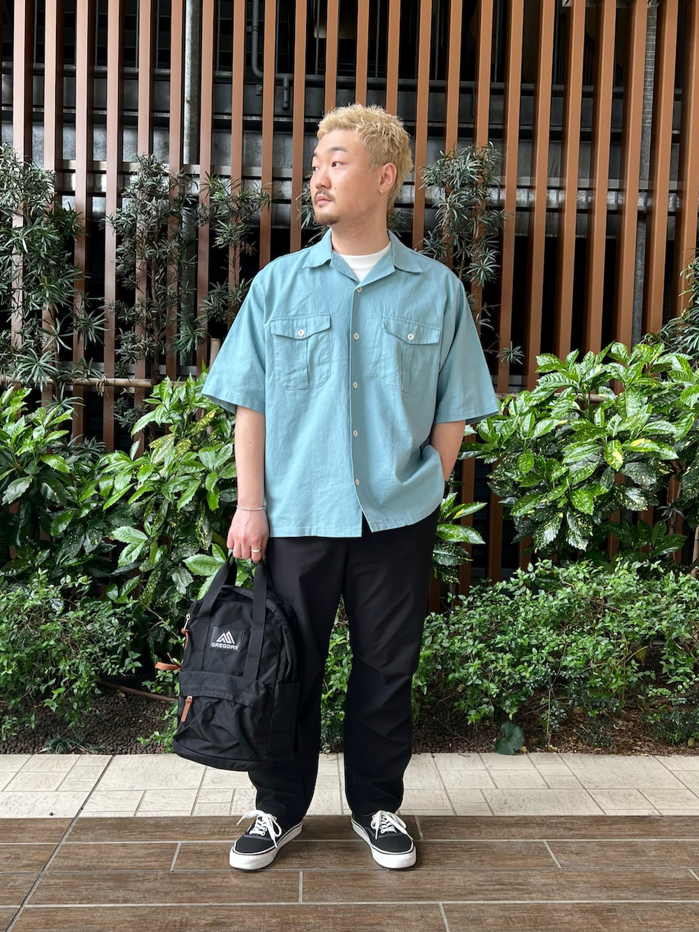 ブルー系のシャツ/ブラウス、ホワイト系のTシャツ/カットソー、ブラック系のスニーカーを着用したメンズの春コーディネートの2枚目の写真