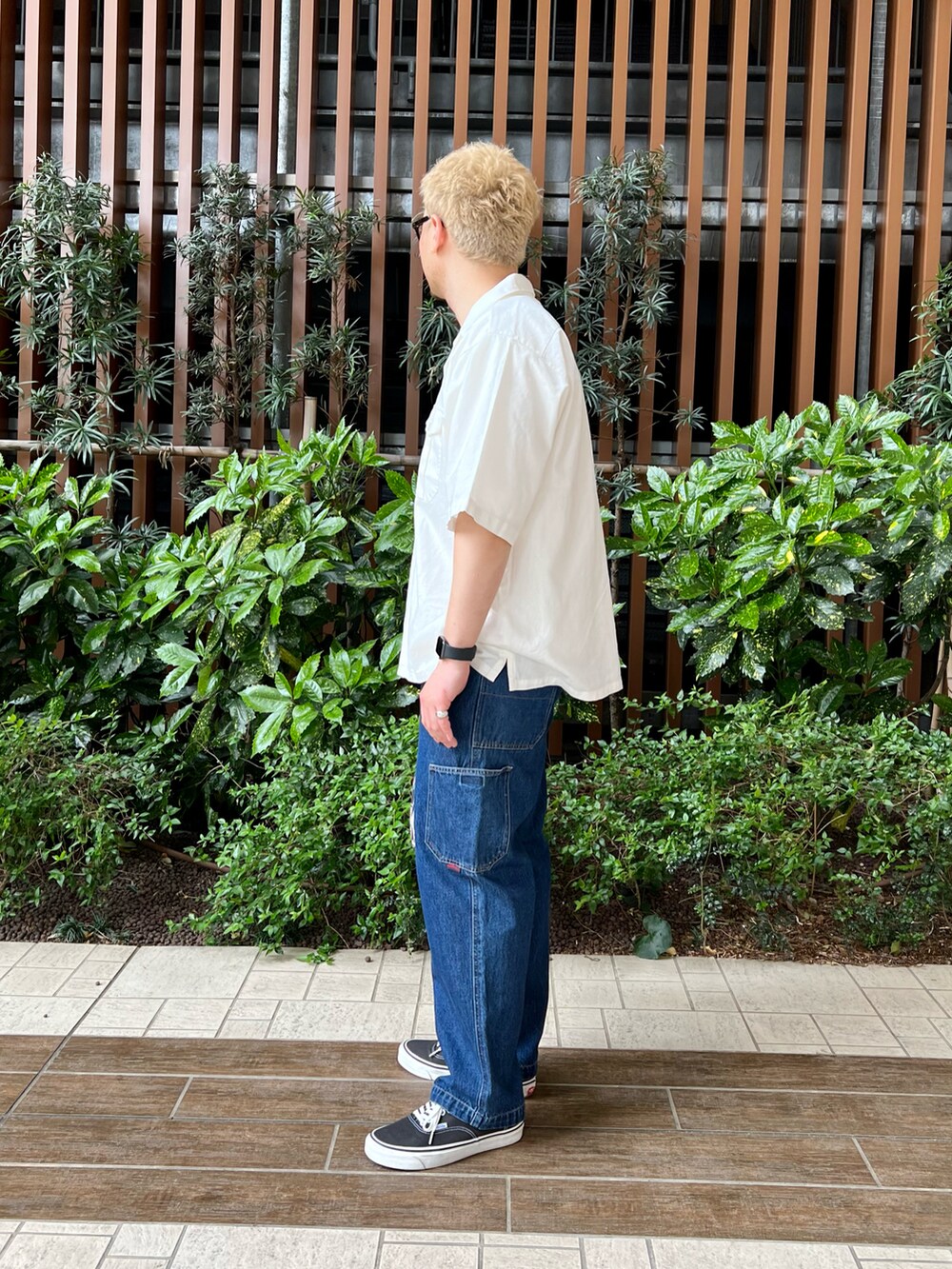 ホワイト系のシャツ/ブラウス、ホワイト系のTシャツ/カットソー、ブラック系のスニーカーを着用したメンズの春コーディネートの3枚目の写真