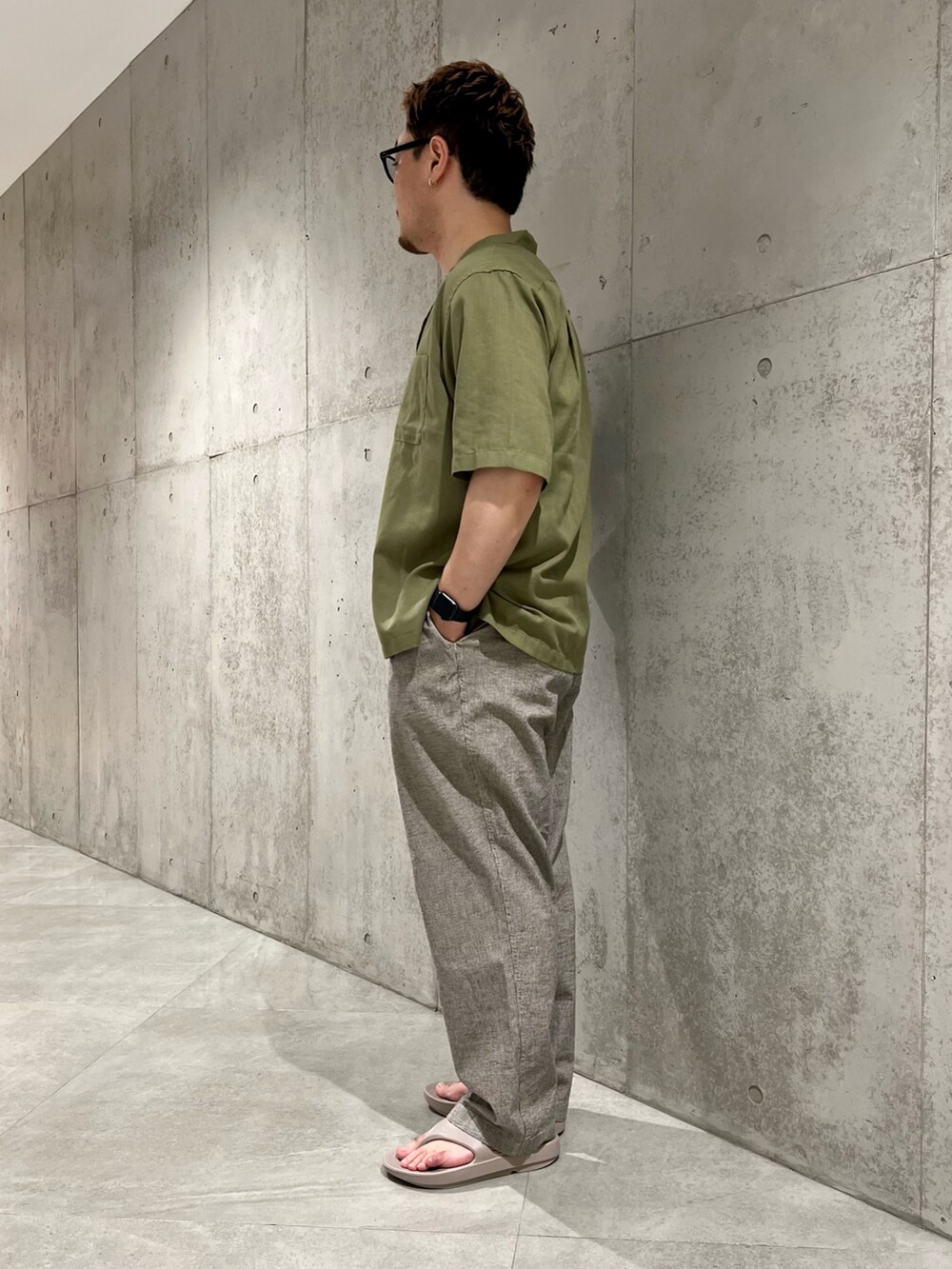 ホワイト系のその他パンツ、グリーン系のシャツ/ブラウス、ホワイト系のタンクトップを着用したメンズの夏コーディネートの2枚目の写真
