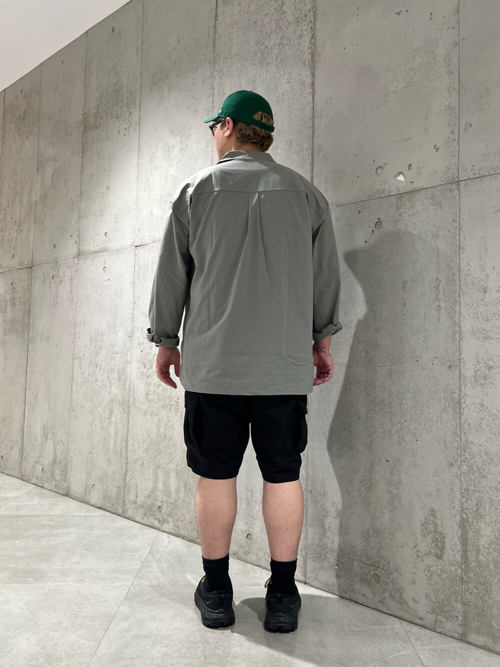 ベージュ系のシャツ/ブラウス、ブラック系のその他パンツ、ブラック系のスニーカーを着用したメンズの夏コーディネートの3枚目の写真