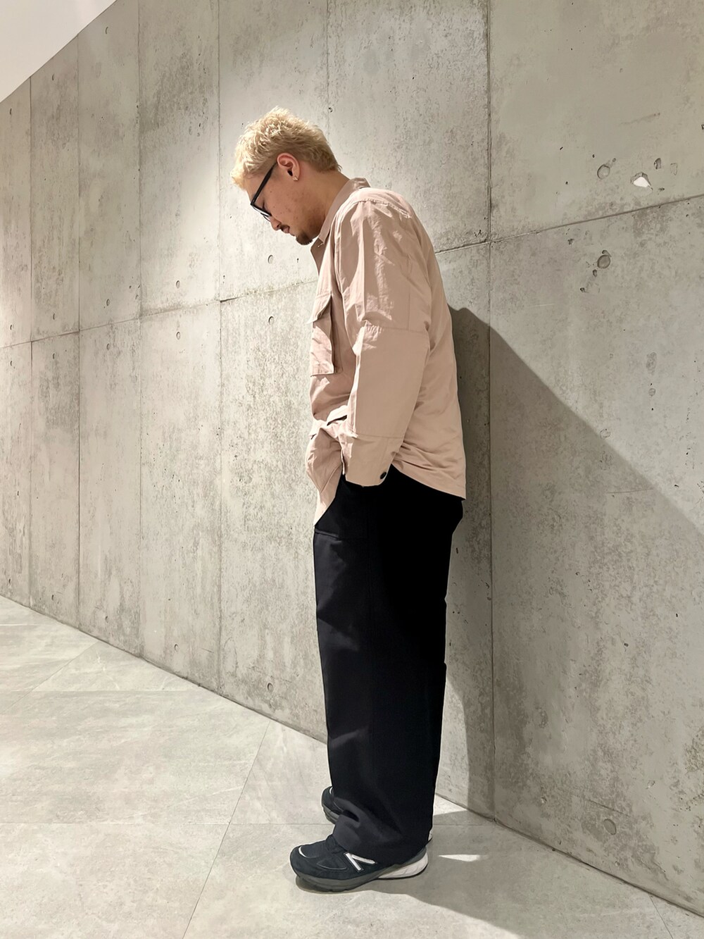 ピンク系のその他アウター、ブラック系のスニーカー、ホワイト系のTシャツ/カットソーを着用したメンズの秋コーディネートの3枚目の写真