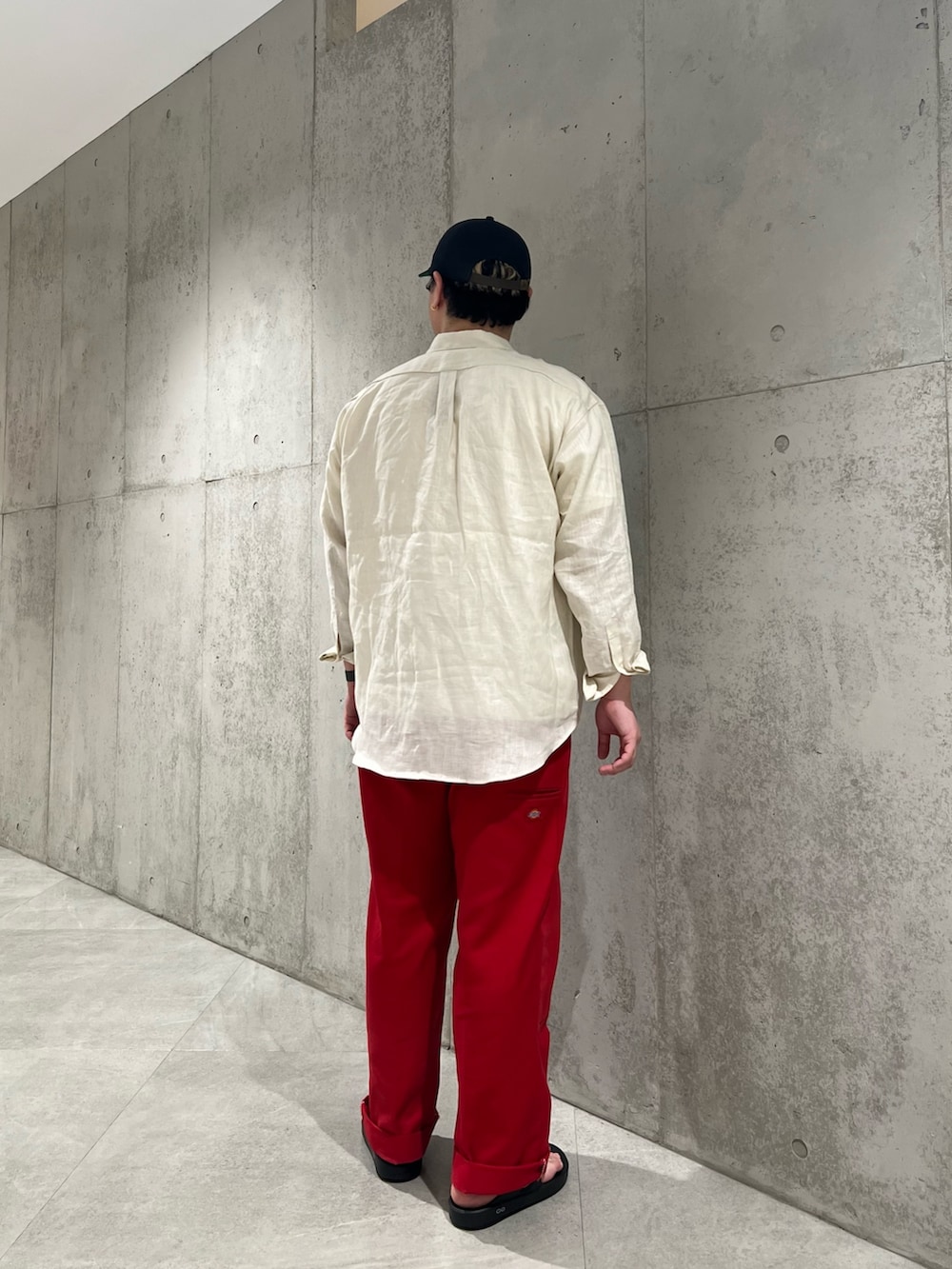 ホワイト系のシャツ/ブラウス、ホワイト系のTシャツ/カットソー、レッド系のパンツを着用したメンズの春コーディネートの3枚目の写真