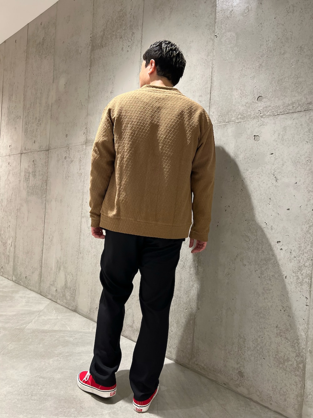 ベージュ系のカーディガン/ボレロ、ブラック系のTシャツ/カットソー、ブラック系のその他パンツを着用したメンズの春コーディネートの4枚目の写真