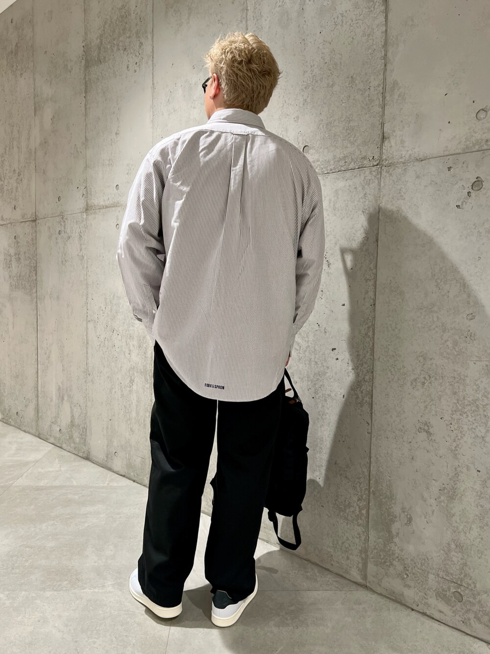 ブラウン系のシャツ/ブラウス、ブラック系のバックパック/リュック、ブラック系のチノパンツを着用したメンズの秋コーディネートの3枚目の写真