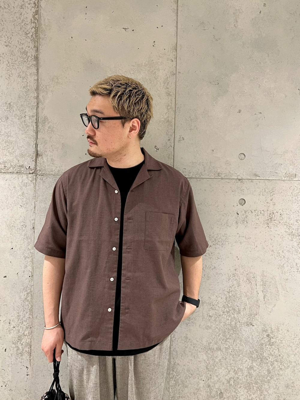 ブラウン系のシャツ/ブラウス、ブラック系のTシャツ/カットソー、ホワイト系のその他パンツを着用したメンズの春コーディネートの2枚目の写真