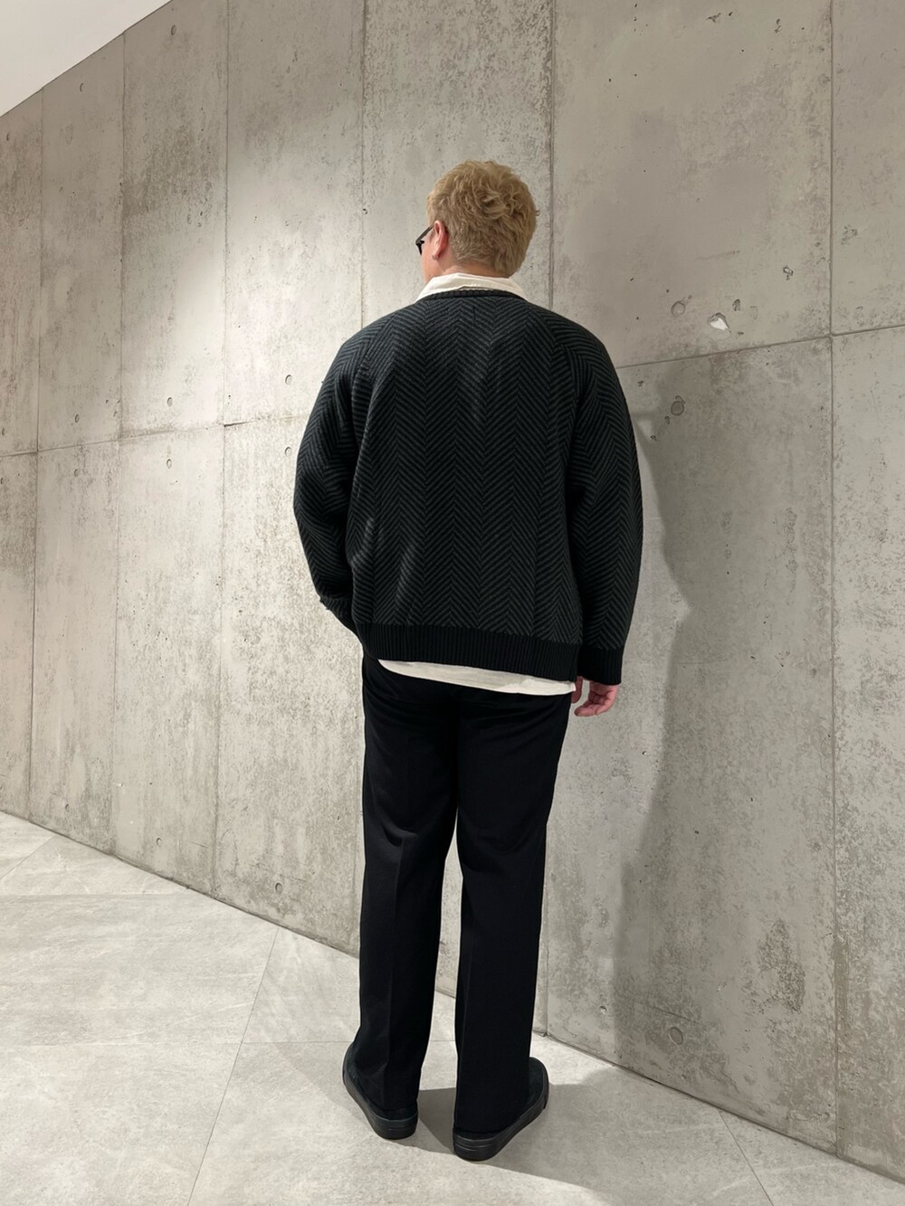 ブラック系のカーディガン/ボレロ、ホワイト系のシャツ/ブラウス、ブラック系のその他パンツを着用したメンズの冬コーディネートの3枚目の写真