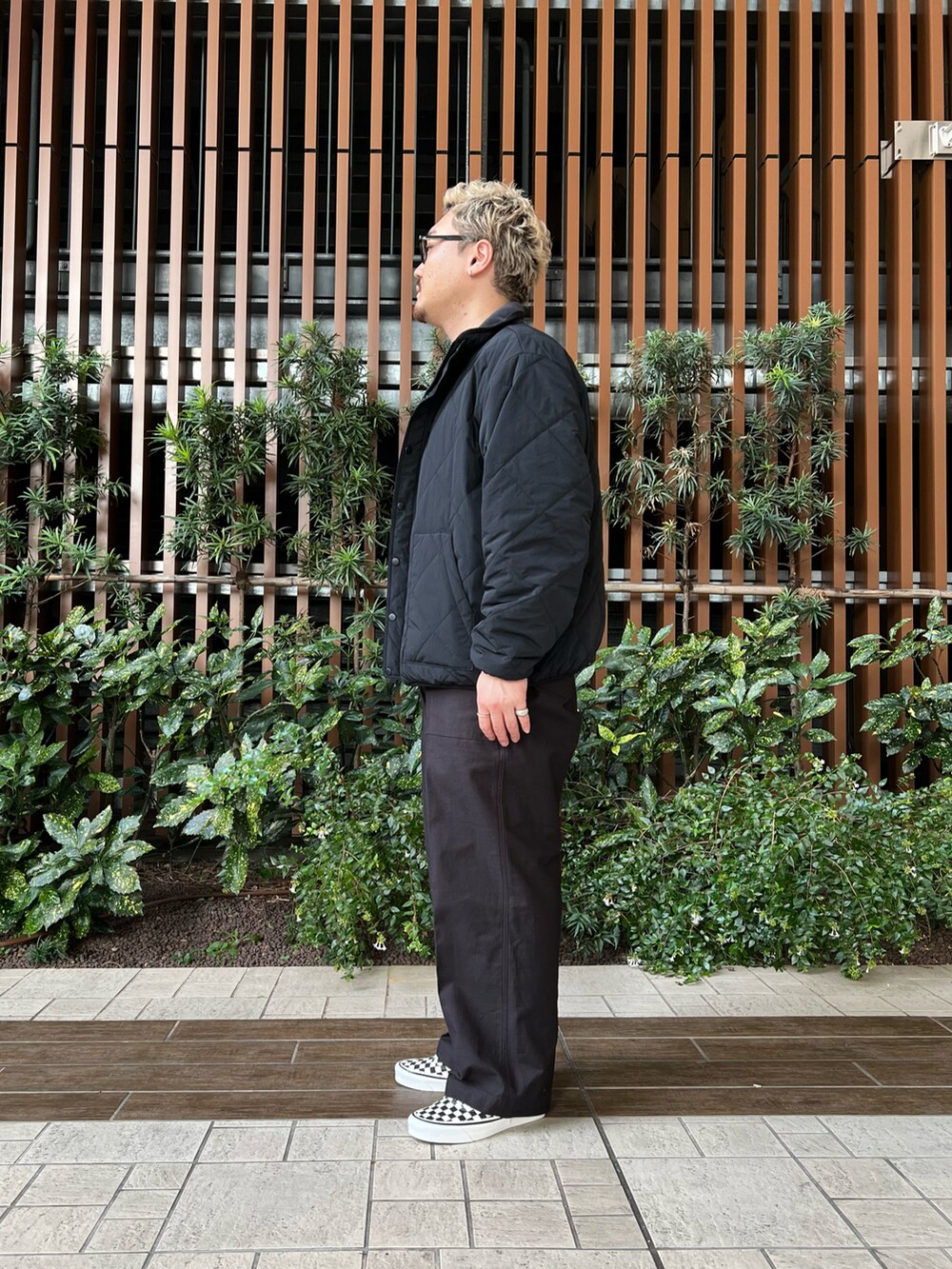 ブラック系のその他パンツ、ブラック系のスニーカー、ホワイト系のTシャツ/カットソーを着用したメンズの秋コーディネートの4枚目の写真