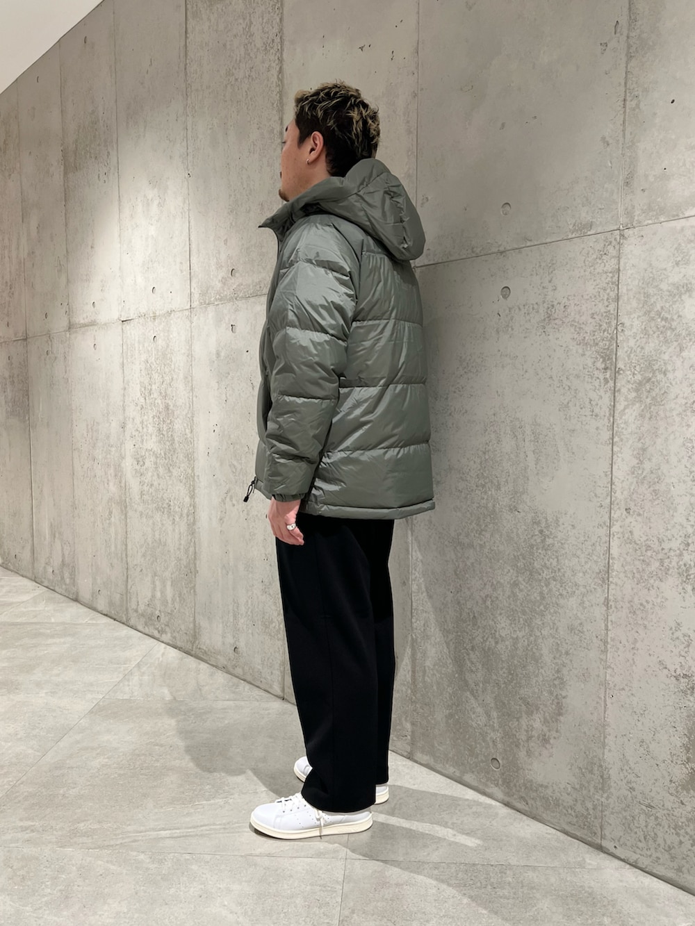 グリーン系のダウンジャケット/コート、ホワイト系のスニーカー、ブラック系のその他パンツを着用したメンズの冬コーディネートの3枚目の写真