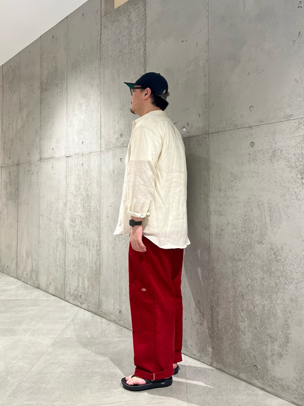 ホワイト系のシャツ/ブラウス、ホワイト系のTシャツ/カットソー、レッド系のパンツを着用したメンズの春コーディネートの2枚目の写真