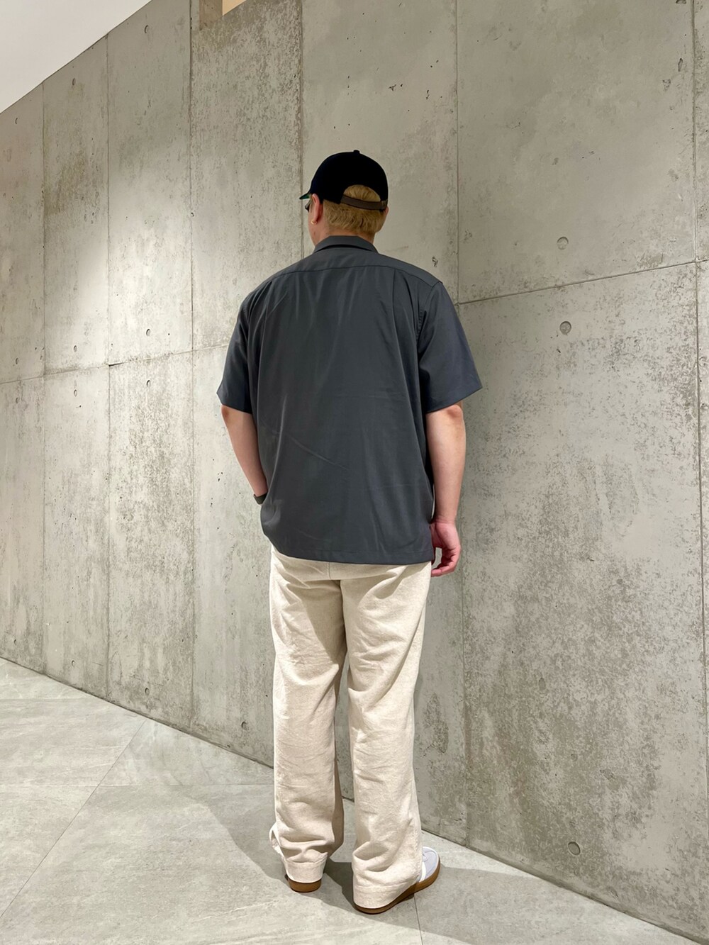 グレー系のシャツ/ブラウス、ホワイト系のタンクトップ、ベージュ系のその他パンツを着用したメンズの夏コーディネートの3枚目の写真