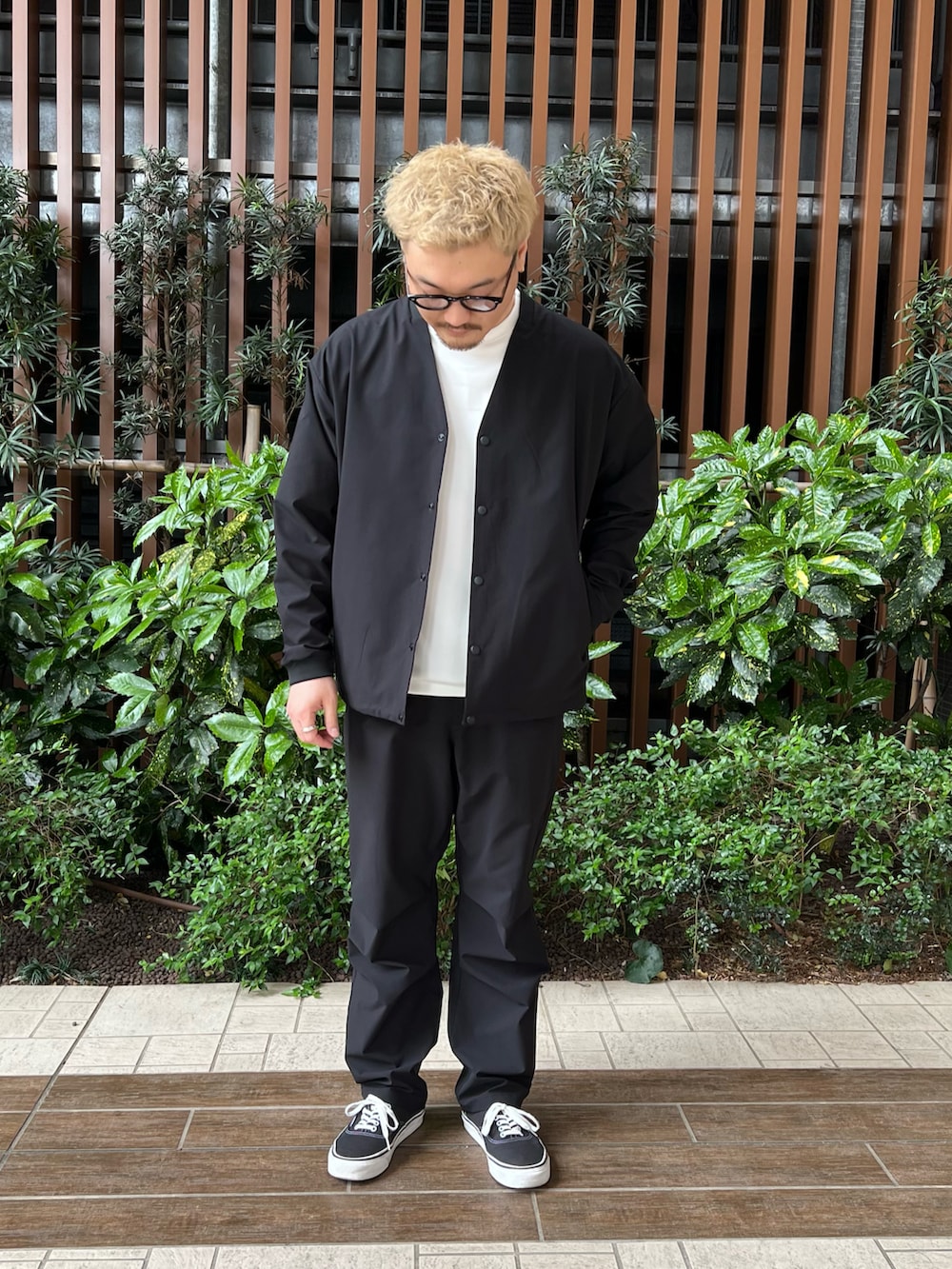 ブラック系のスニーカー、ブラック系のその他パンツ、ホワイト系のTシャツ/カットソーを着用したメンズの春コーディネートの3枚目の写真