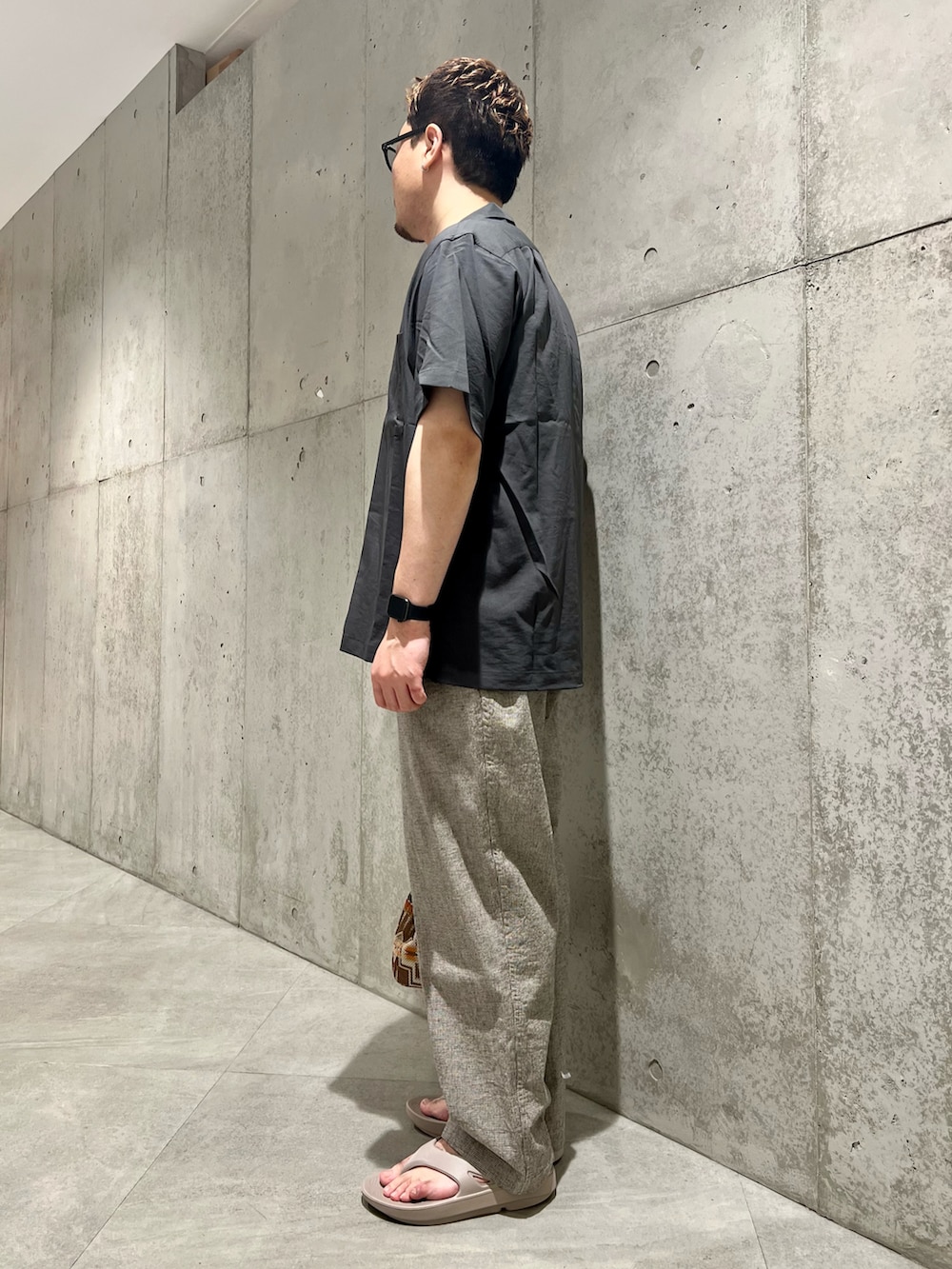 ホワイト系のTシャツ/カットソー、ホワイト系のその他パンツ、ブラック系のシャツ/ブラウスを着用したメンズの夏コーディネートの3枚目の写真