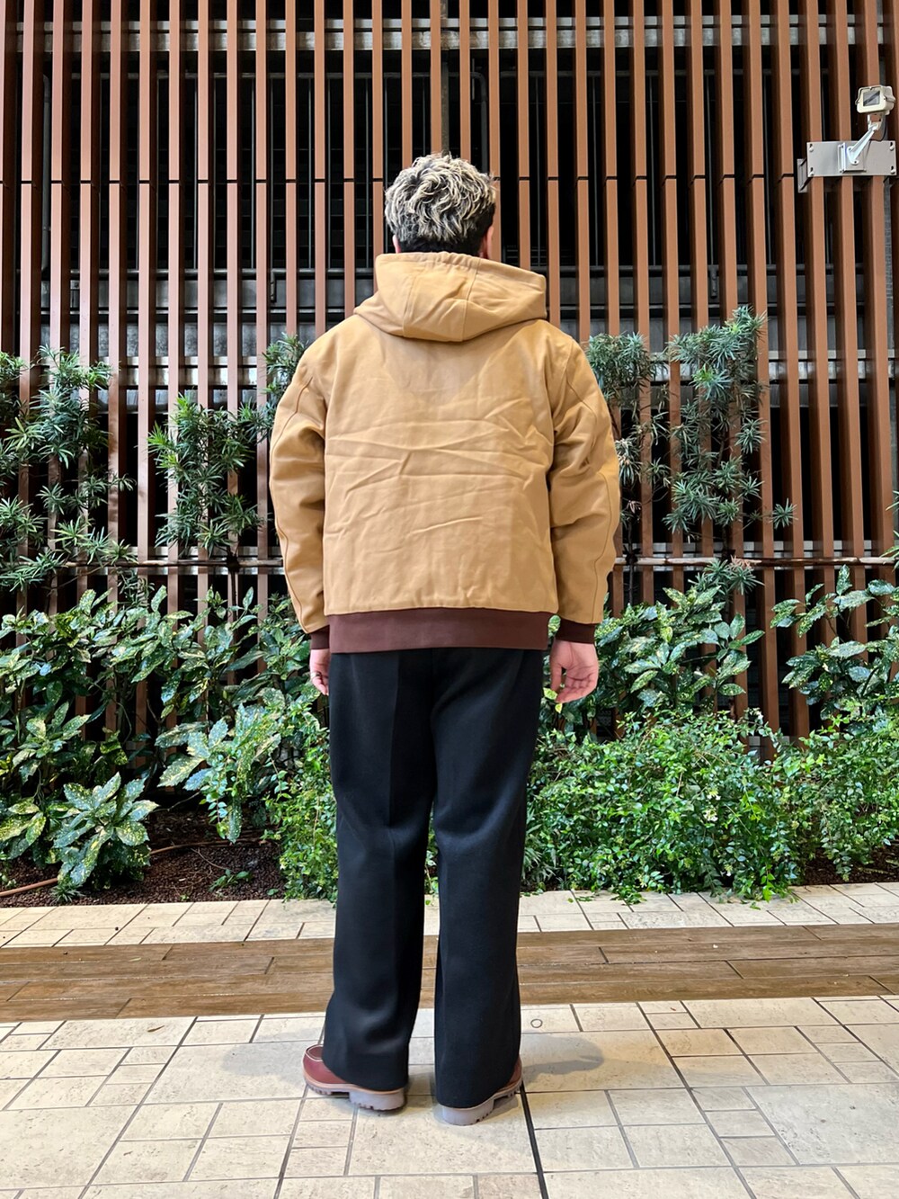 ベージュ系のジャケット/アウター、グレー系のTシャツ/カットソー、ブラック系のその他パンツを着用したメンズの秋コーディネートの3枚目の写真