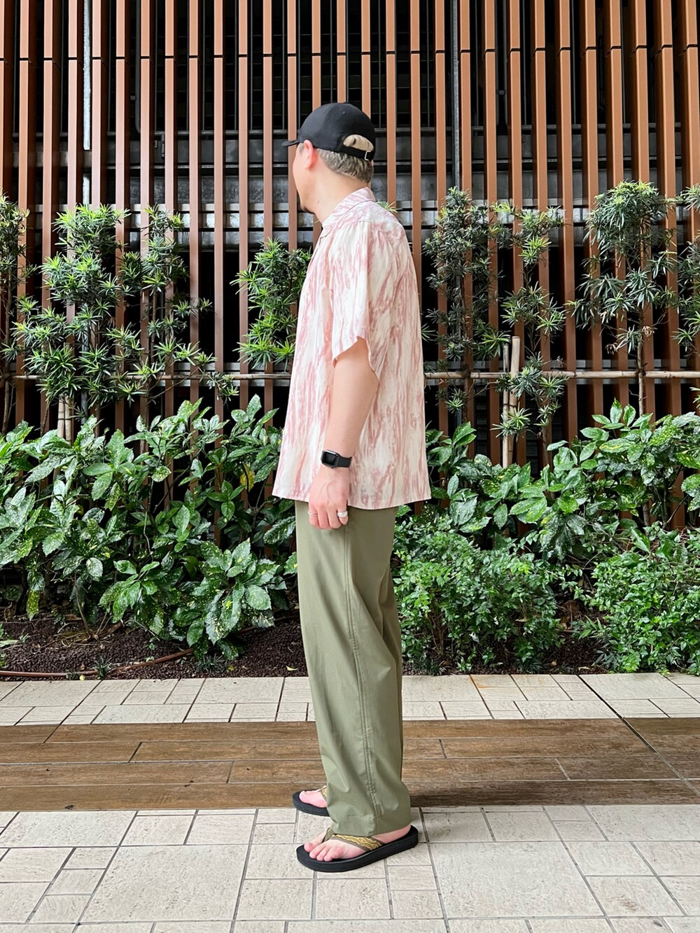 ホワイト系のTシャツ/カットソー、ピンク系のシャツ/ブラウス、グリーン系のその他パンツを着用したメンズの夏コーディネートの3枚目の写真