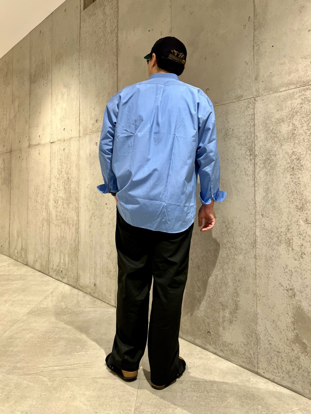 ホワイト系のTシャツ/カットソー、ブラック系のチノパンツ、ブルー系のシャツ/ブラウスを着用したメンズの夏コーディネートの4枚目の写真