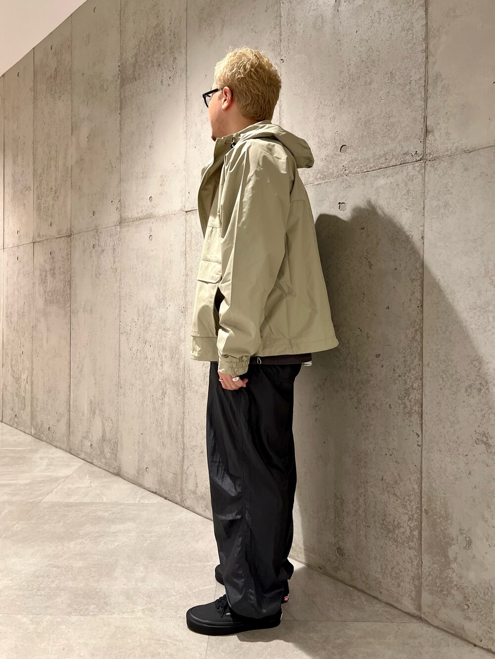 グリーン系のナイロンジャケット、グレー系のTシャツ/カットソー、グレー系のその他パンツを着用したメンズの秋コーディネートの3枚目の写真