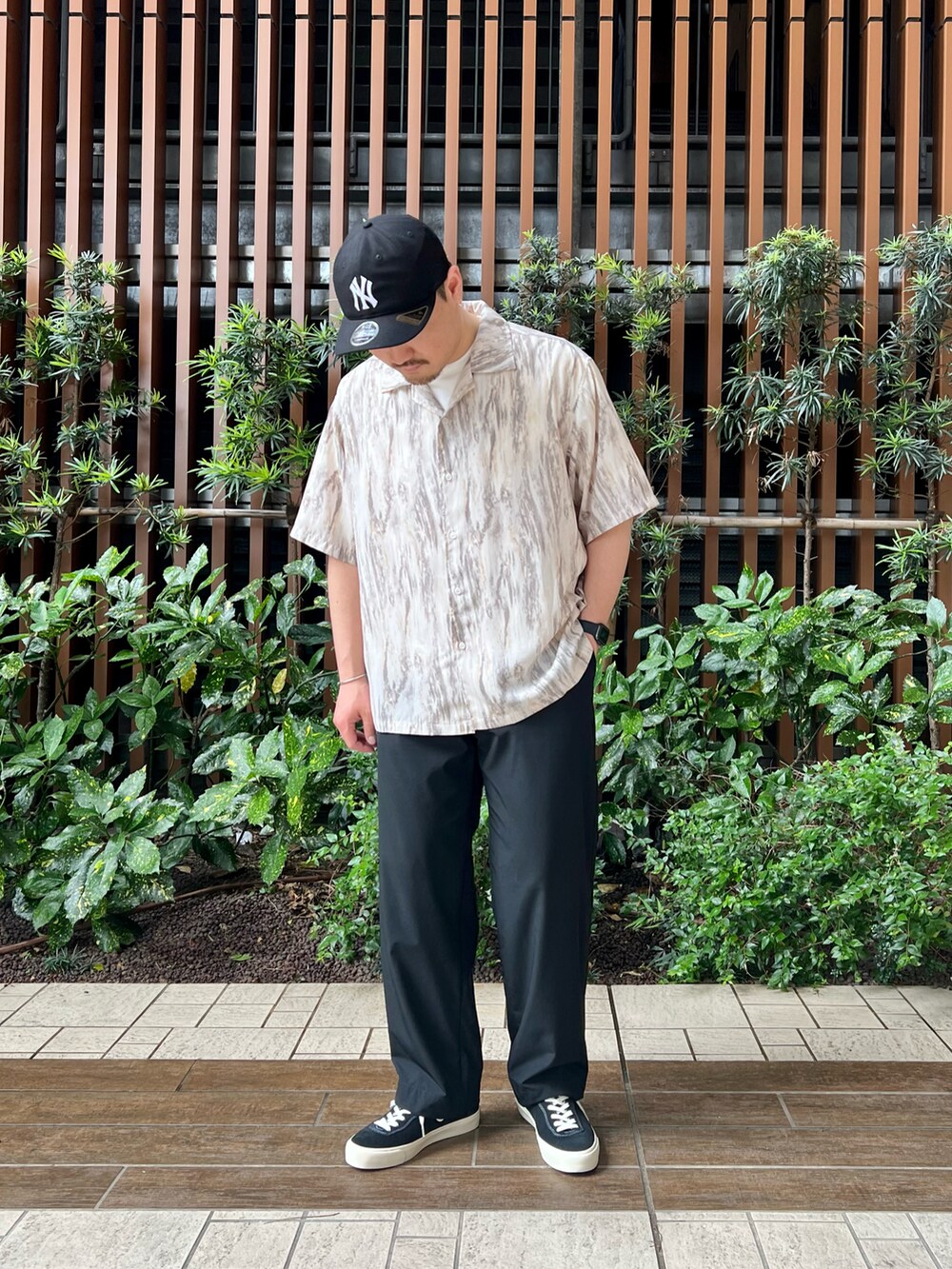 ホワイト系のTシャツ/カットソー、ブラック系のスニーカー、ブラック系のその他パンツを着用したメンズの夏コーディネートの2枚目の写真