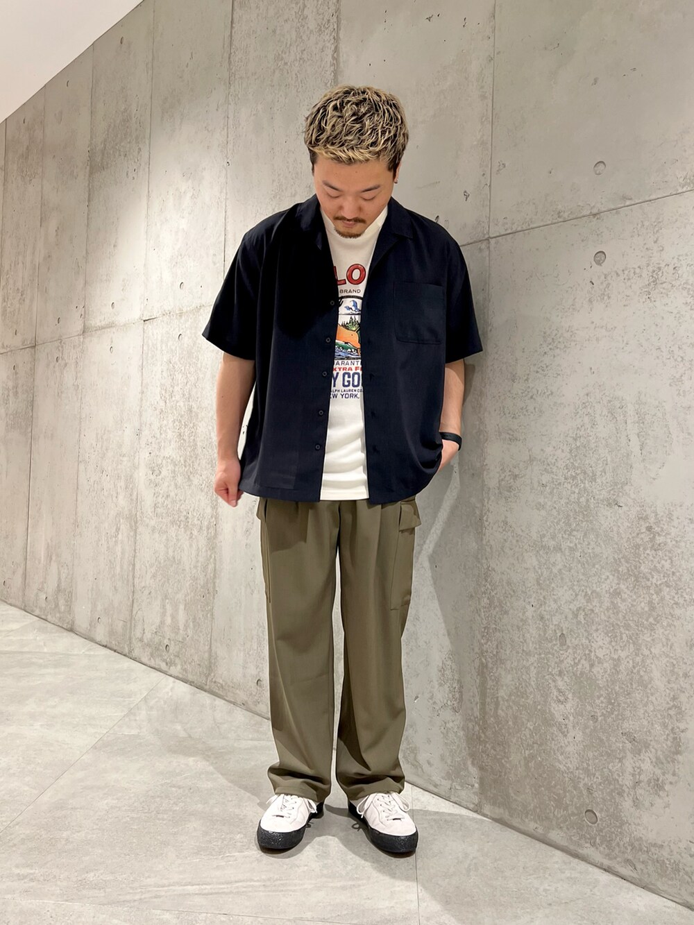 ブラック系のシャツ/ブラウス、ホワイト系のスニーカー、グリーン系のカーゴパンツを着用したメンズの夏コーディネートの2枚目の写真