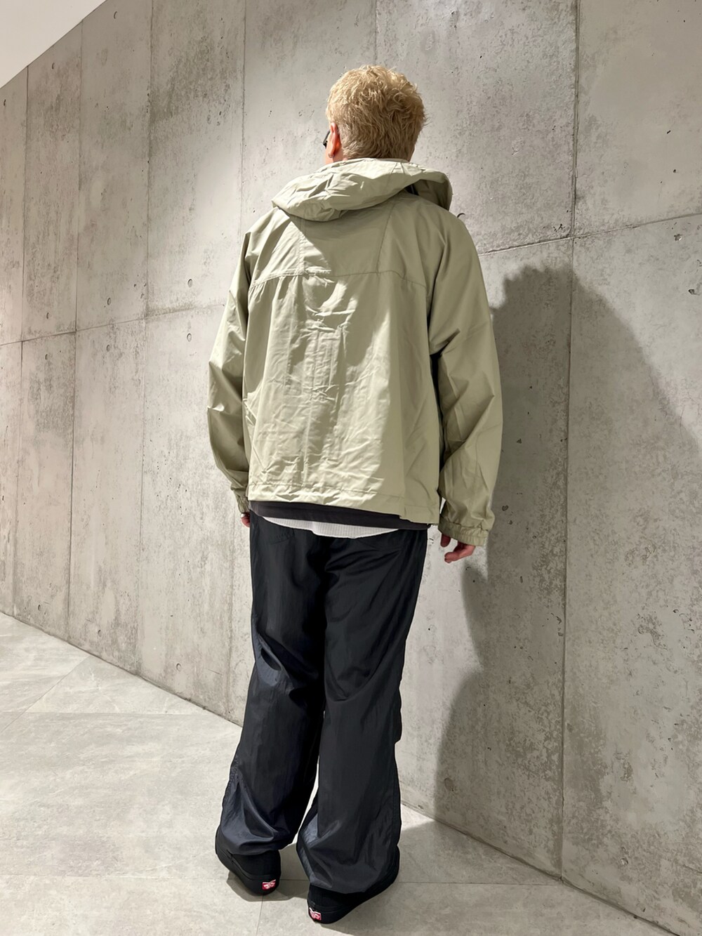 グリーン系のナイロンジャケット、グレー系のTシャツ/カットソー、グレー系のその他パンツを着用したメンズの秋コーディネートの4枚目の写真