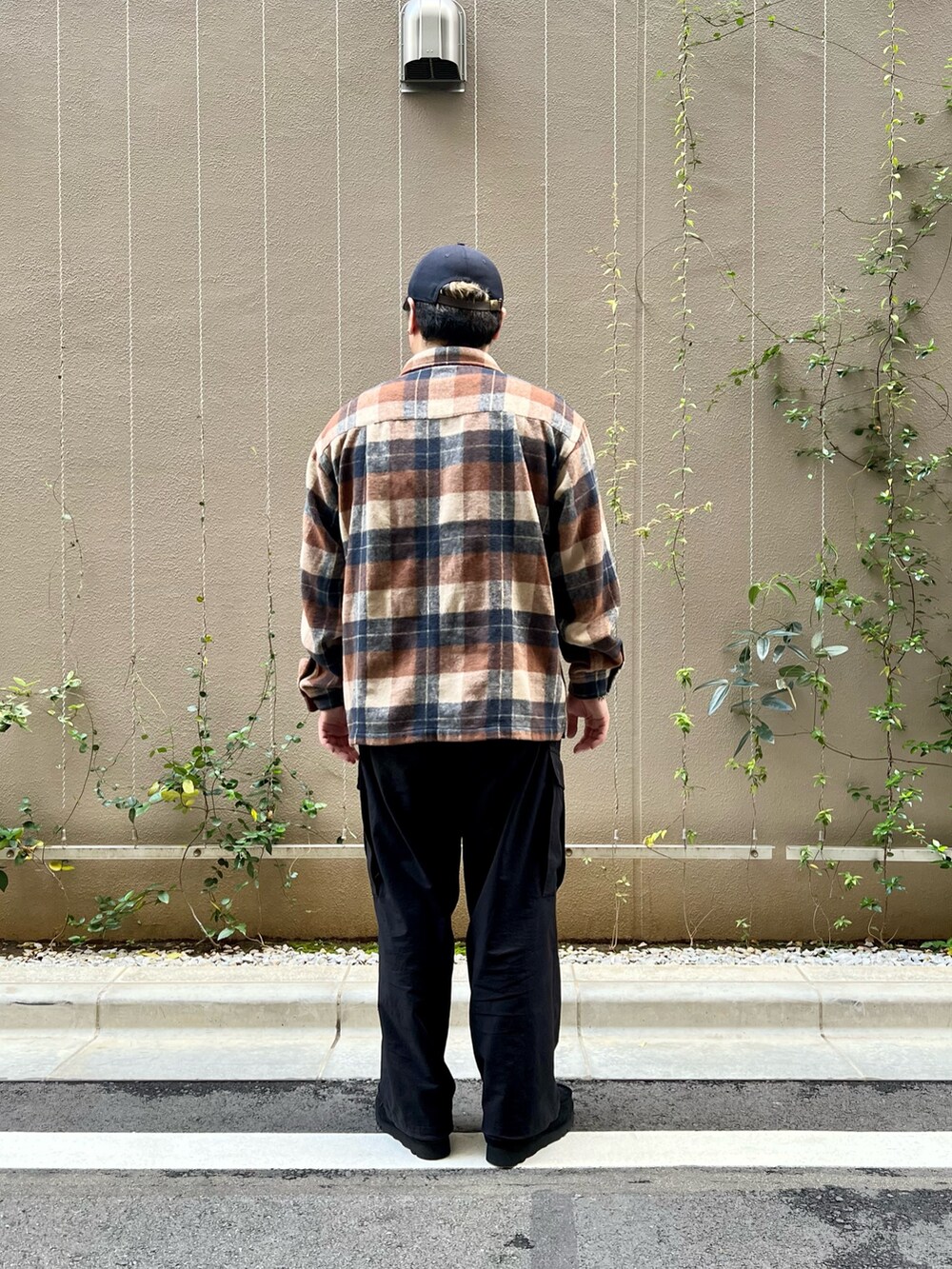 ブラック系のブーツ、ブラウン系のシャツ/ブラウスを着用したメンズの秋コーディネートの3枚目の写真