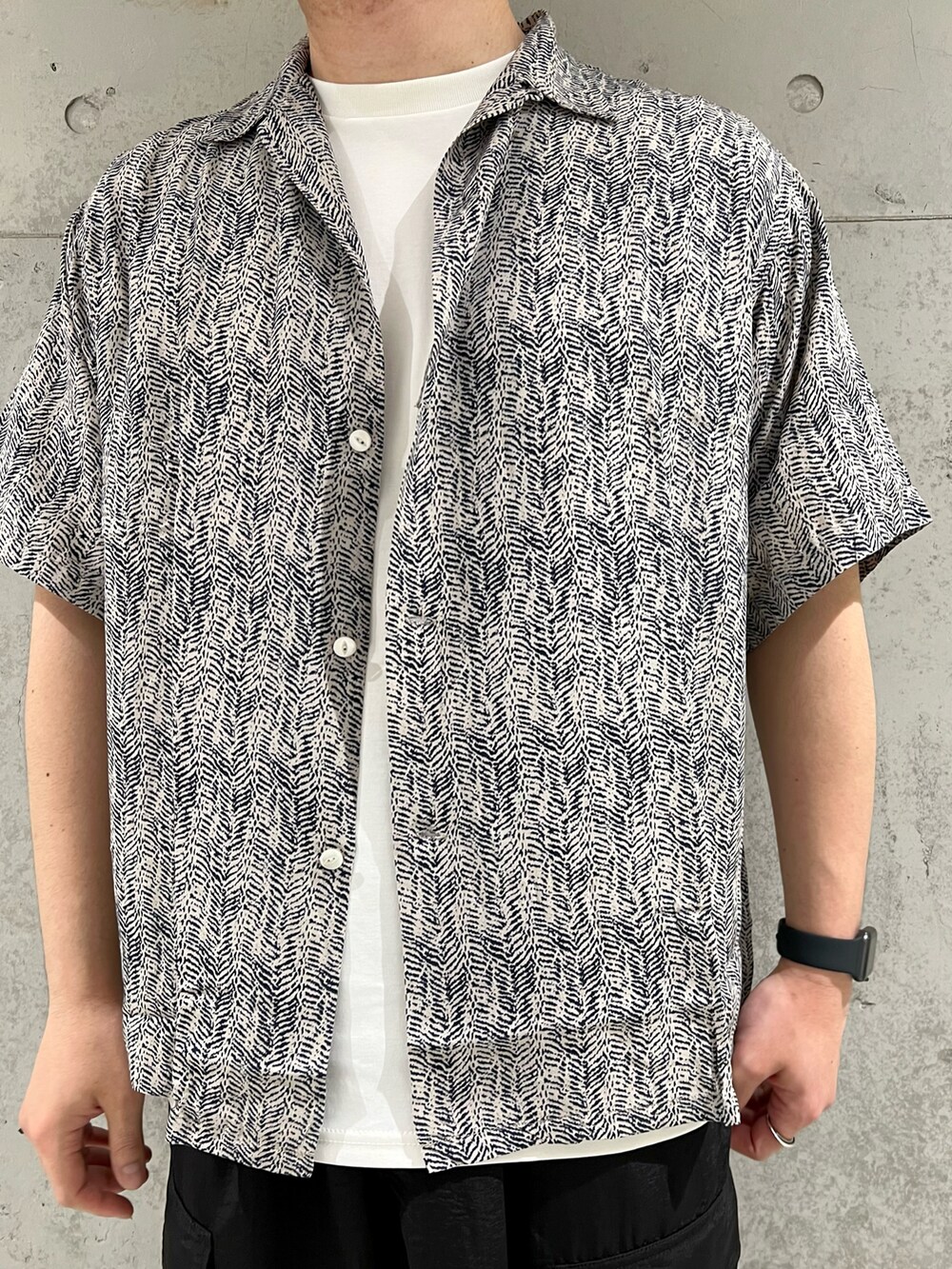 ホワイト系のスニーカー、ブラック系のその他パンツ、ホワイト系のTシャツ/カットソーを着用したメンズの夏コーディネートの2枚目の写真