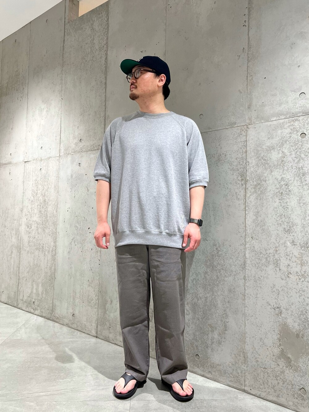 ブラック系のベスト、グレー系のその他パンツ、ブラック系のサンダルを着用したメンズの夏コーディネートの4枚目の写真