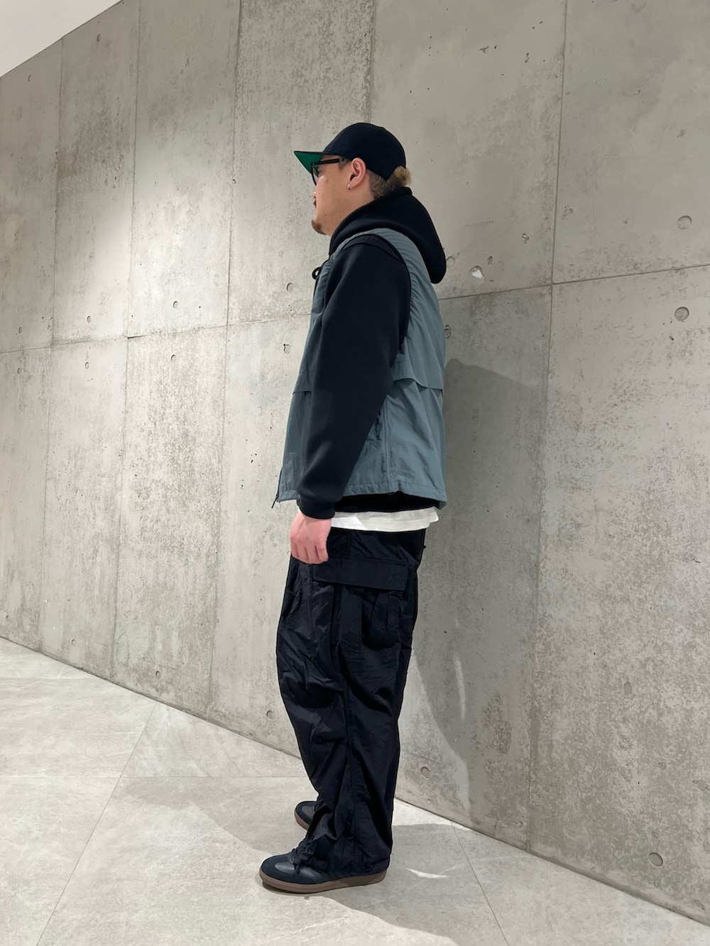 「ストリート、レイヤードスタイル、ベスト、ナイロンベスト、春色、休日スタイル、スニーカー、キャップ、メガネ男子、ビッグシルエット、春アウター、スポーツミックス、春コーデ、お出かけコーデ、シンプルコーデ」|「NEW ERAの『別注』New Era×Sonny Label RetroCrown 9FIFTY(キャップ、ブルー系)」を使った、Jun さん(メンズ・176cm)の冬コーディネートの2枚目の写真
