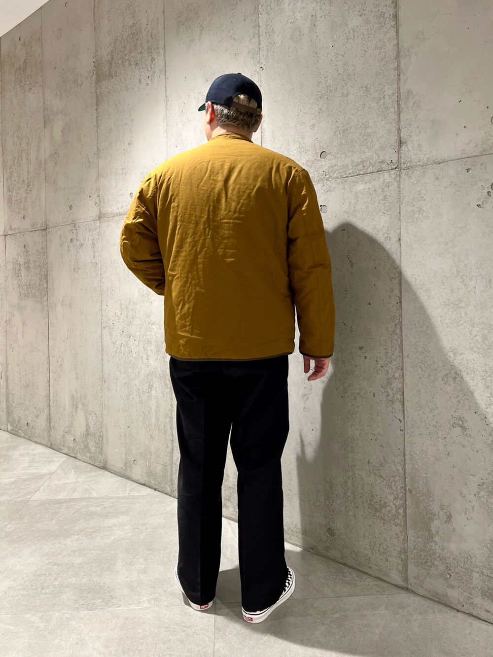 ブラック系のその他パンツ、ブラック系のスニーカー、ブラック系のスウェットを着用したメンズの秋コーディネートの3枚目の写真