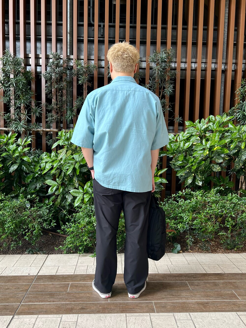 ブルー系のシャツ/ブラウス、ホワイト系のTシャツ/カットソー、ブラック系のスニーカーを着用したメンズの春コーディネートの4枚目の写真