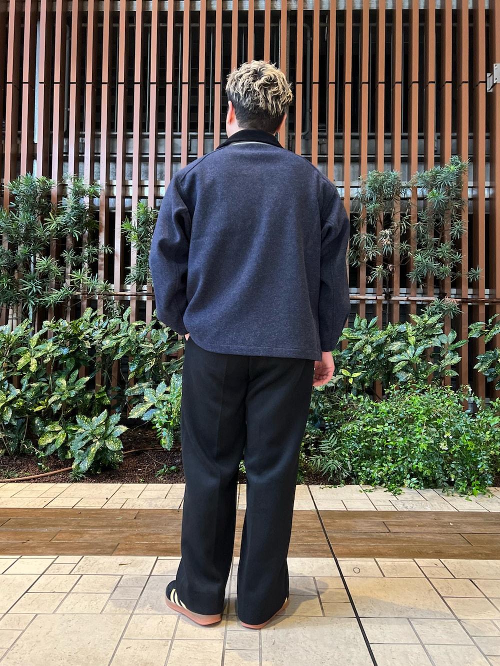 ブルー系のブルゾン、グレー系のTシャツ/カットソー、ブラック系のその他パンツを着用したメンズの冬コーディネートの3枚目の写真