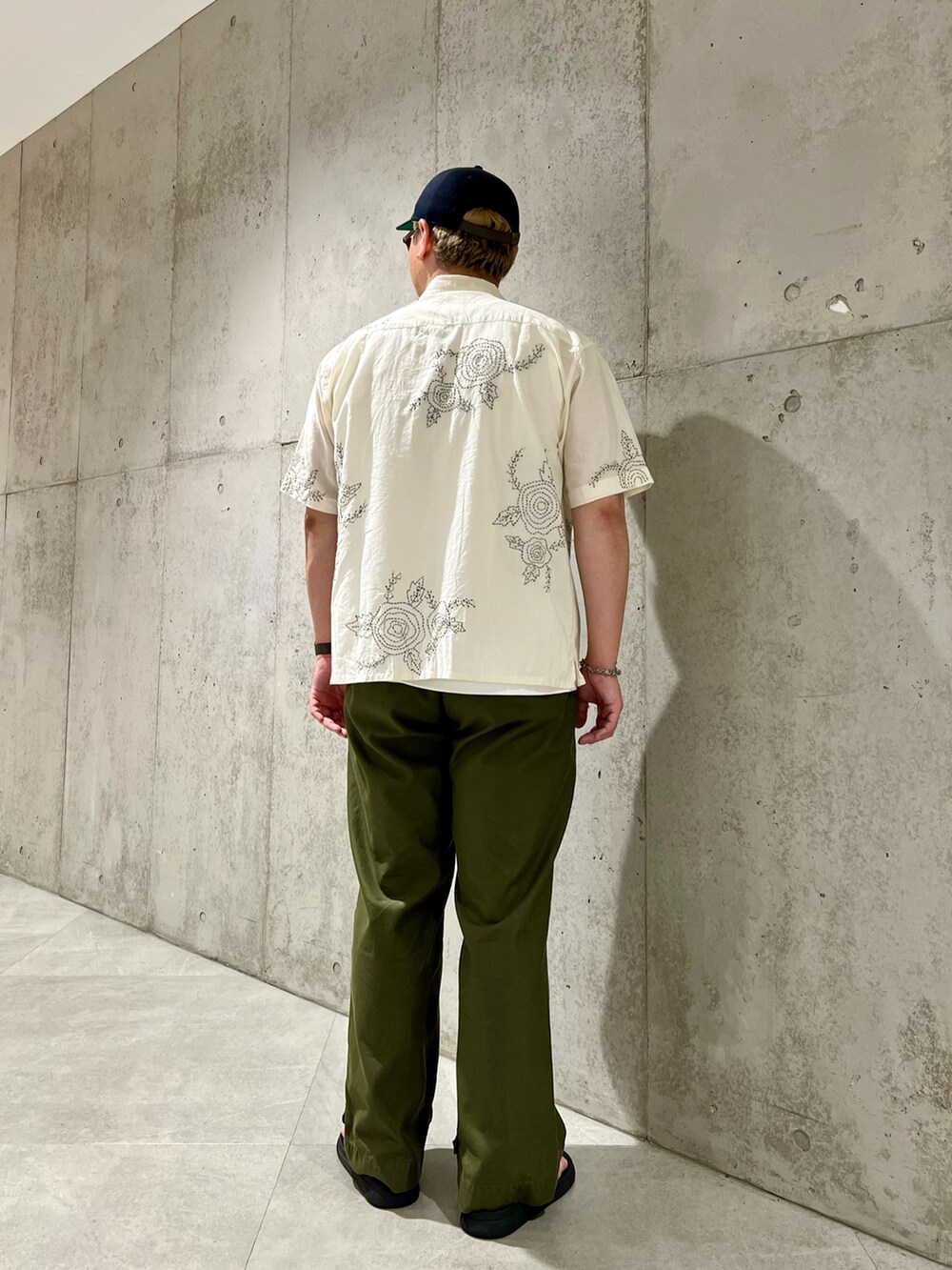 ホワイト系のシャツ/ブラウス、ホワイト系のタンクトップ、グリーン系のパンツを着用したメンズの夏コーディネートの3枚目の写真