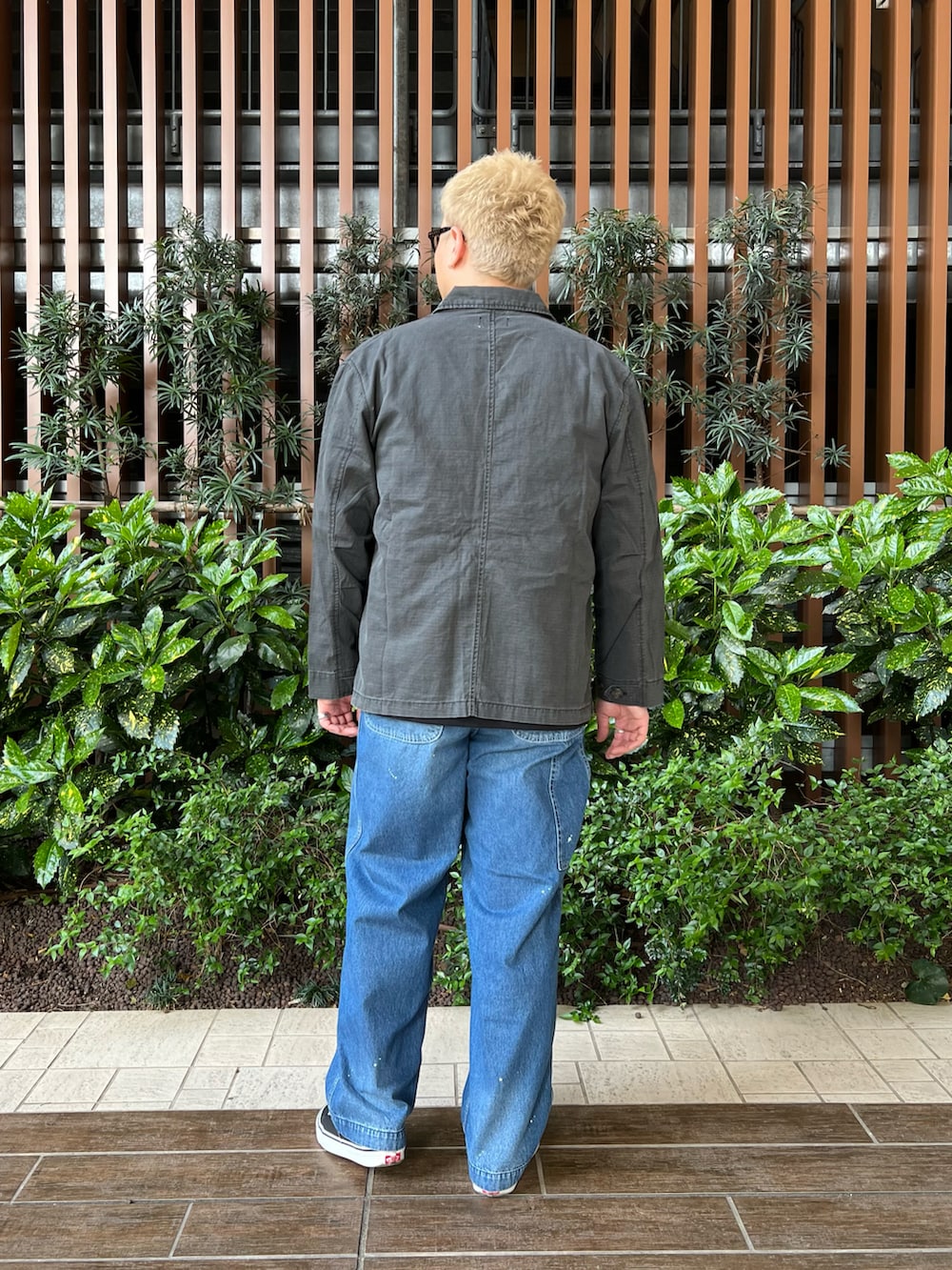 ブラック系のカバーオール、ブラック系のTシャツ/カットソー、ブラック系のスニーカーを着用したメンズの春コーディネートの5枚目の写真