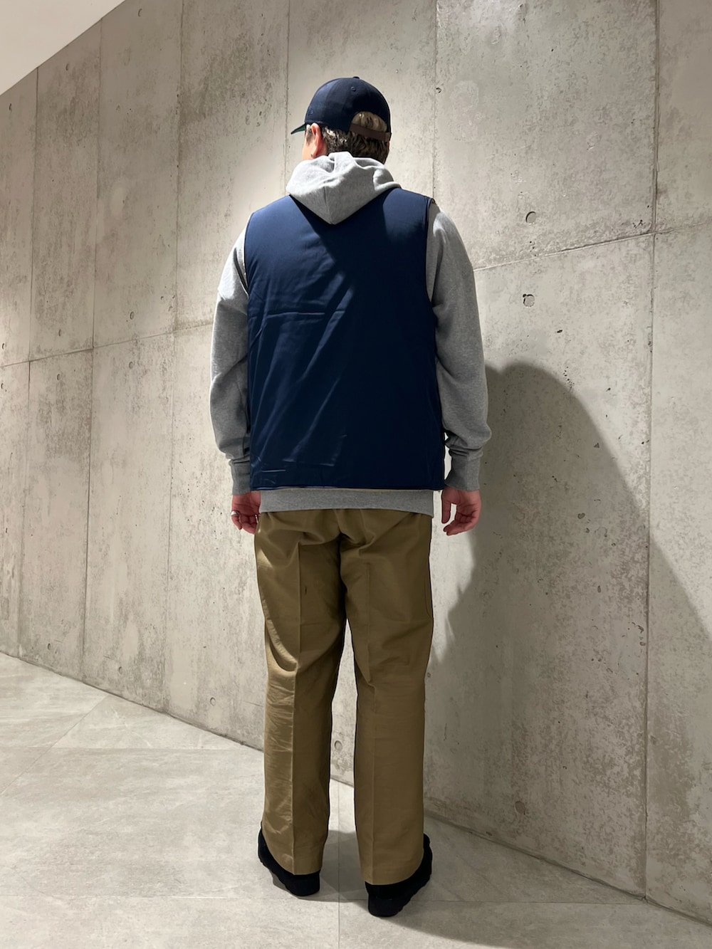 ブルー系のその他アウター、グリーン系のその他パンツ、ブラック系のブーツを着用したメンズの秋コーディネートの3枚目の写真