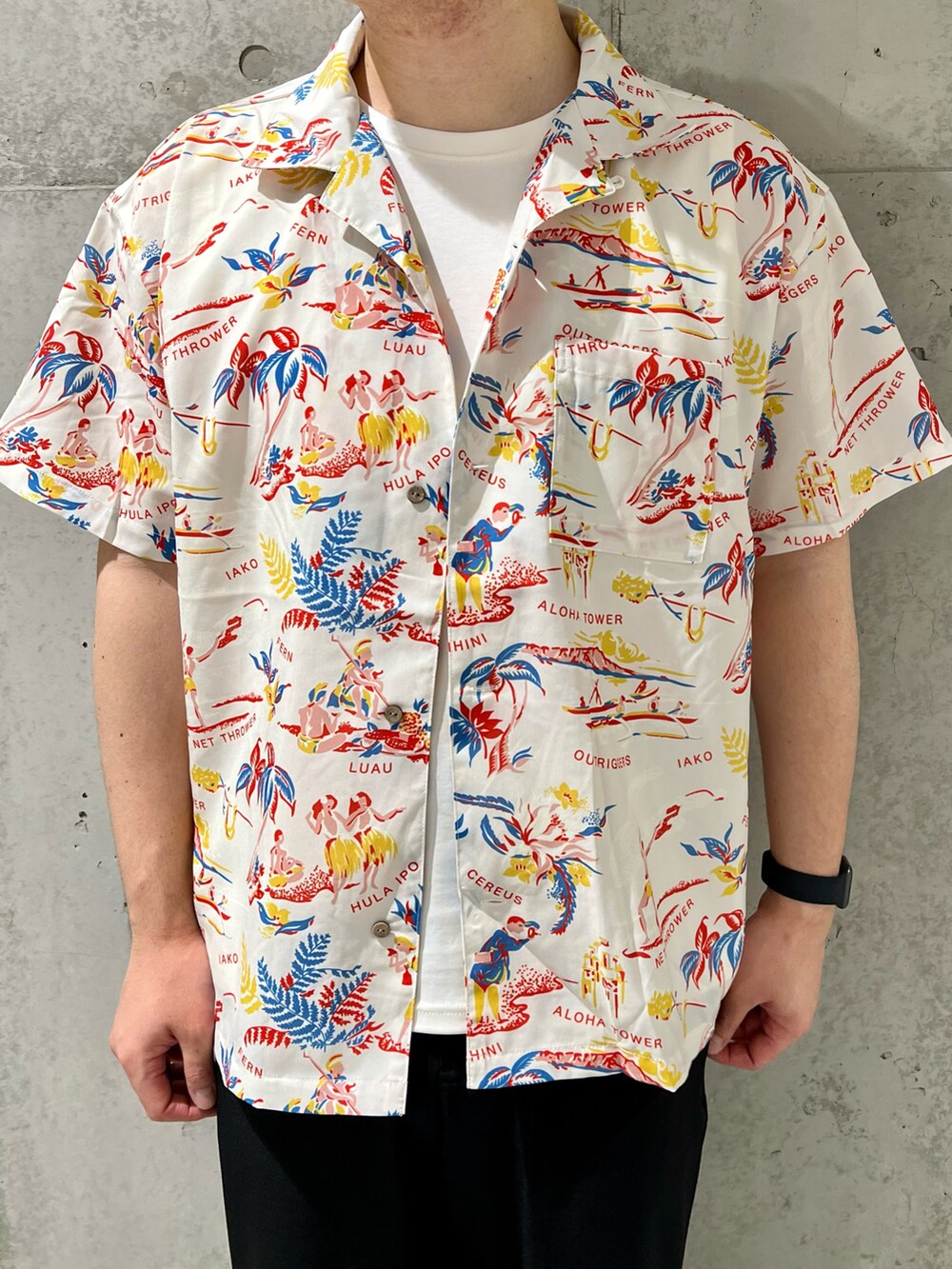 ブラック系のその他パンツ、ホワイト系のタンクトップ、ホワイト系のシャツ/ブラウスを着用したメンズの夏コーディネートの4枚目の写真