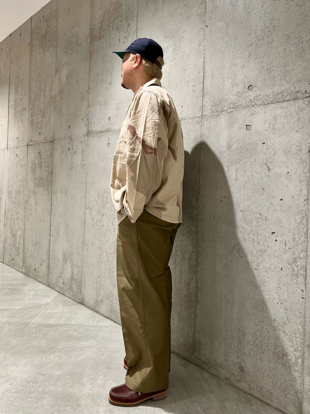 その他のミリタリージャケット、ホワイト系のTシャツ/カットソー、グリーン系のその他パンツを着用したメンズの秋コーディネートの3枚目の写真