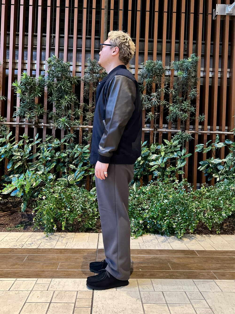グレー系のその他パンツ、ブルー系のブルゾン、ホワイト系のTシャツ/カットソーを着用したメンズの秋コーディネートの2枚目の写真