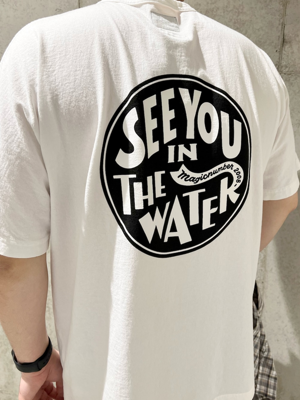 ブラック系のスニーカー、グレー系のシャツ/ブラウス、ブラック系のTシャツ/カットソーを着用したメンズの春コーディネートの3枚目の写真