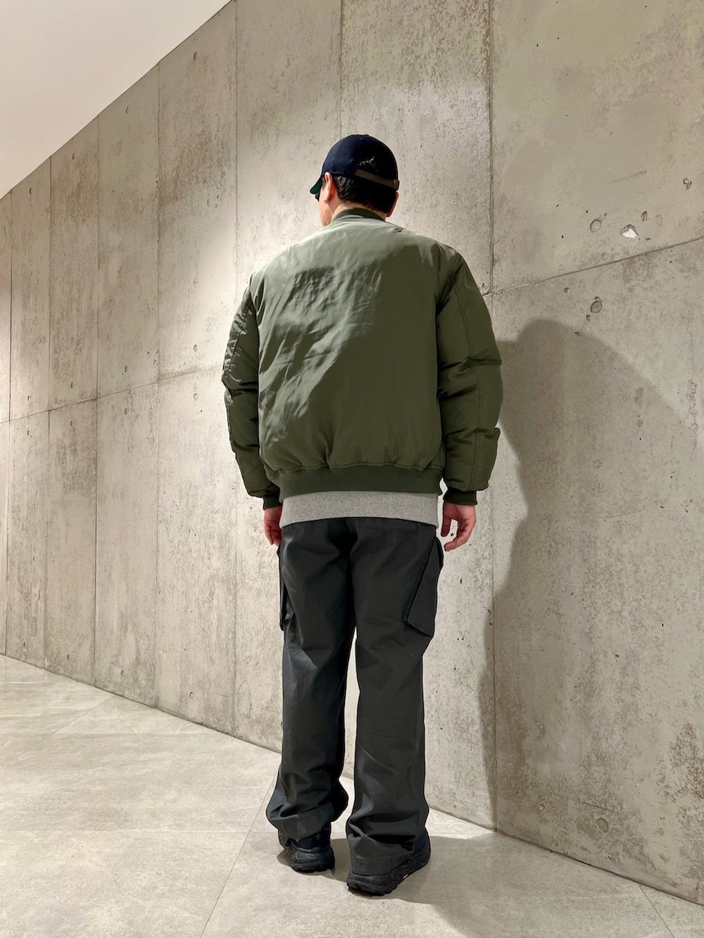 グリーン系のMA-1、グレー系のスウェット、グレー系のその他パンツを着用したメンズの秋コーディネートの3枚目の写真