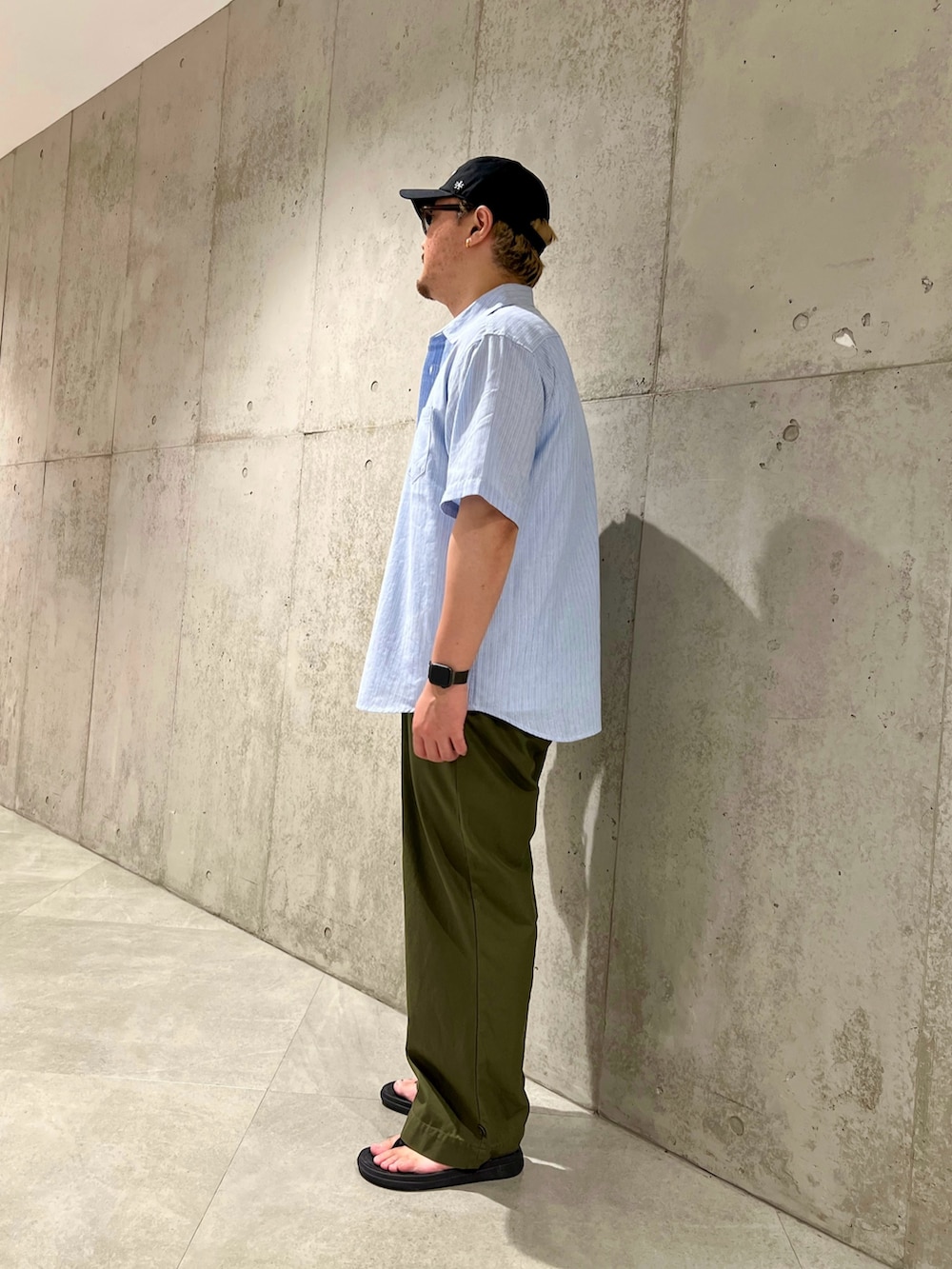 その他のシャツ/ブラウス、ホワイト系のタンクトップ、グリーン系のパンツを着用したメンズの夏コーディネートの3枚目の写真