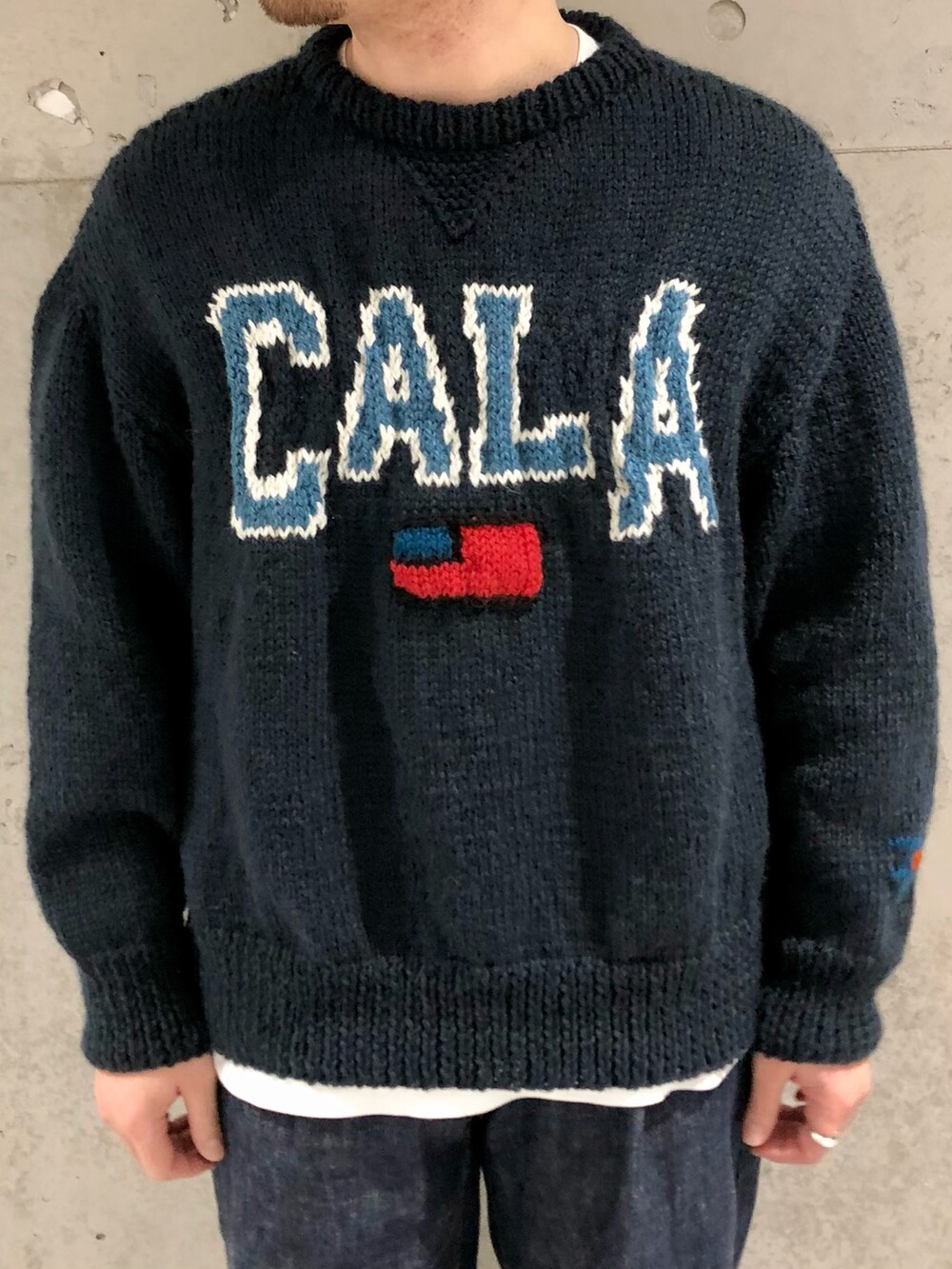 ブルー系のデニムパンツ、ブラック系のブーツ、ホワイト系のTシャツ/カットソーを着用したメンズの秋コーディネートの3枚目の写真