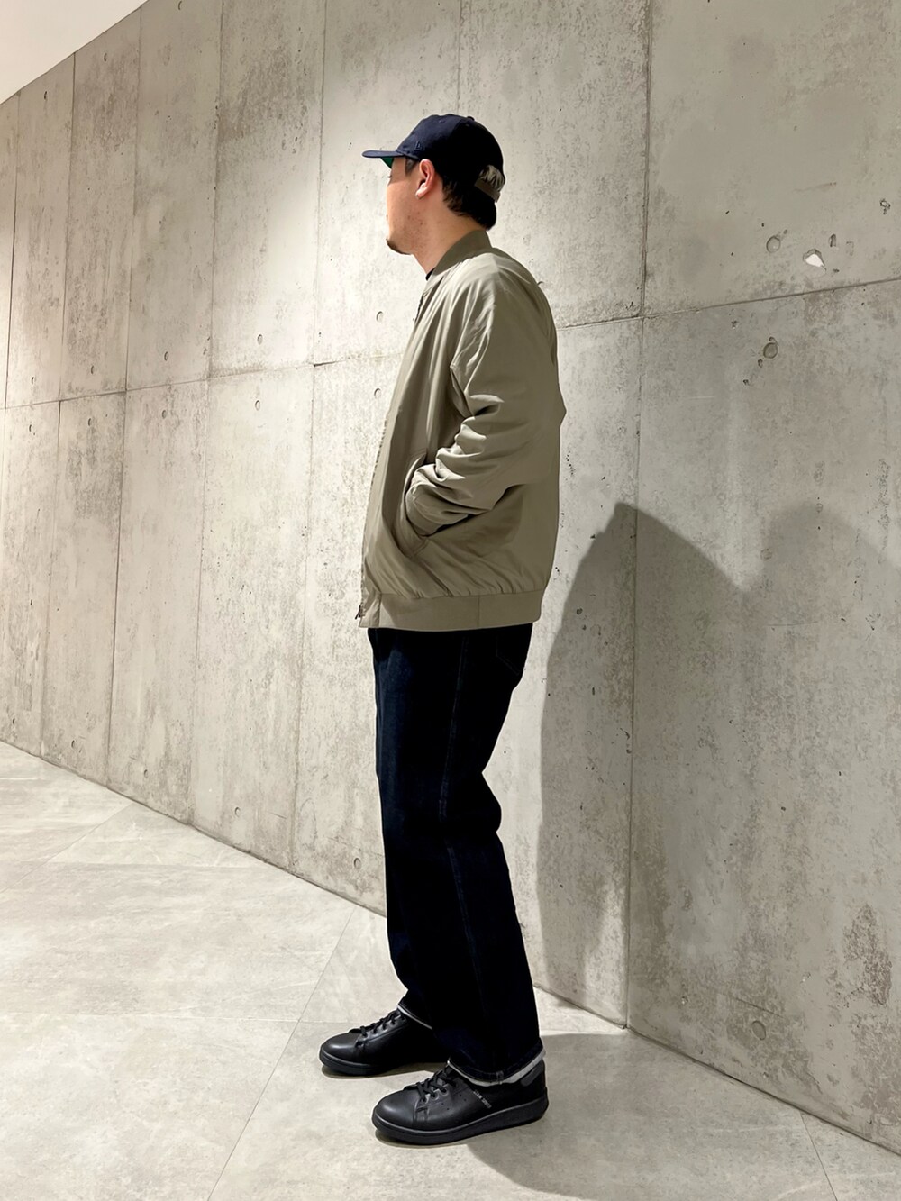 「スニーカー、デニム、シンプル、adidas、レイヤードスタイル、休日コーデ、春色、シンプルコーデ、春コーデ、URBAN RESEARCH、今日のコーデ、オトナカジュアル、Sonny　Label、ビビッドカラー、いいね、save、フォローお願いします🤑、ほめられ本命コーデ」｜「NEW ERAの『別注』New Era×Sonny Label　PCRetroCrown W 9FIFTY（キャップ、ブルー系）」を使った、Jun さん（メンズ・176cm）の冬コーディネートの2枚目の写真