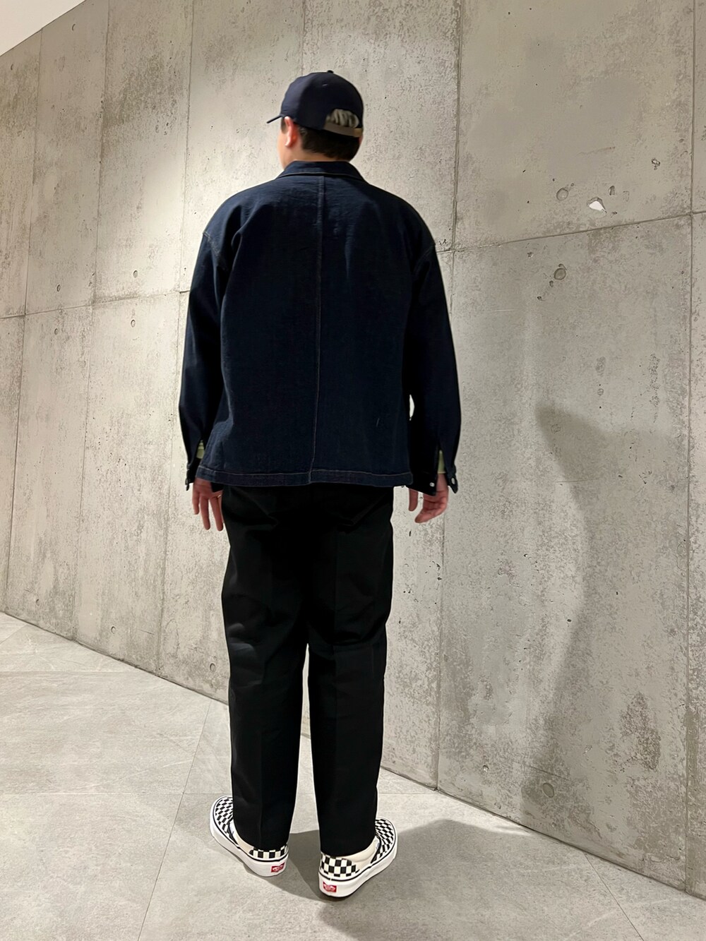 ブルー系のデニムジャケット、その他のスニーカー、ブラック系のチノパンツを着用したメンズの冬コーディネートの4枚目の写真