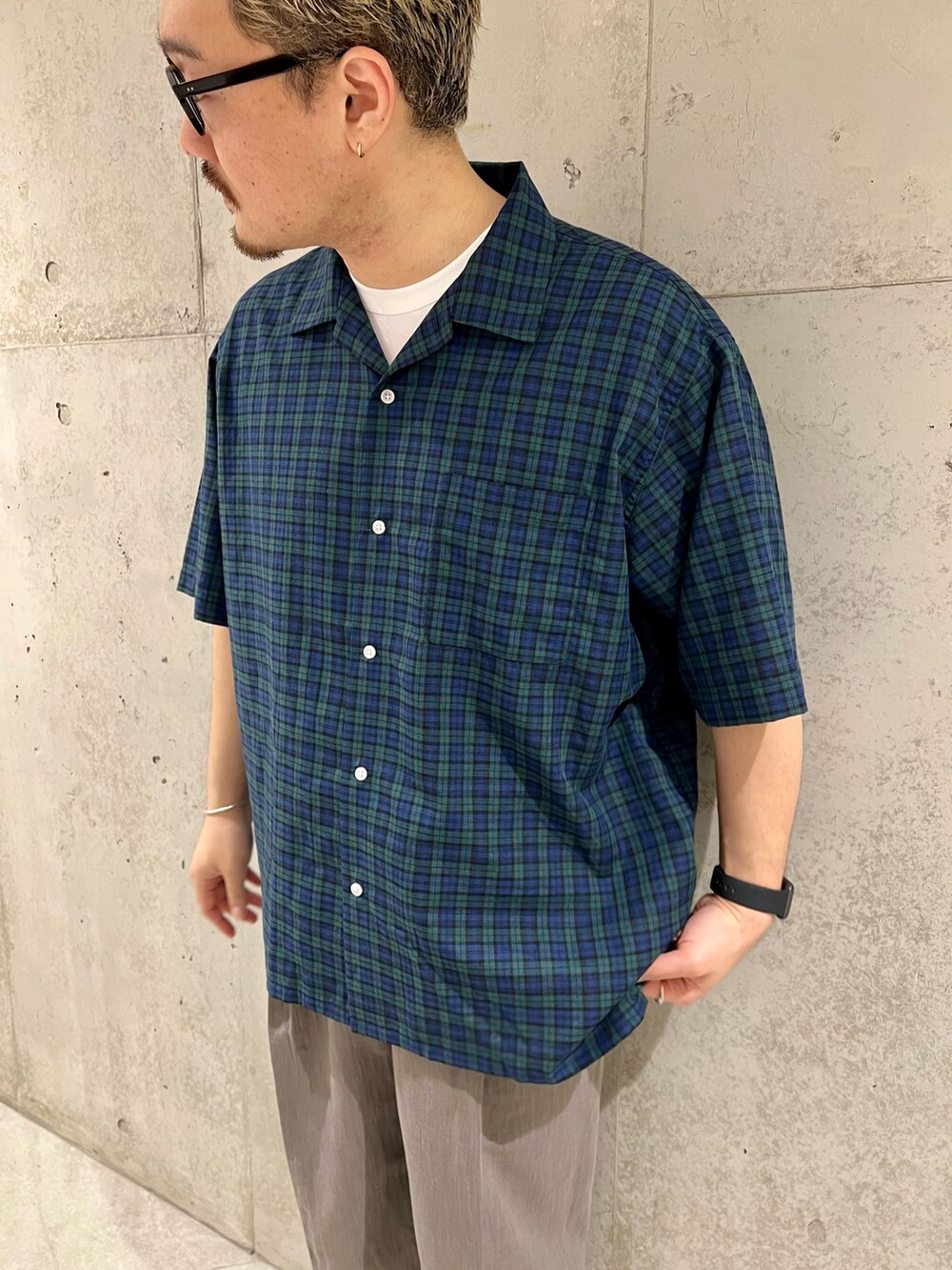 ホワイト系のTシャツ/カットソー、グレー系のその他パンツ、ブラック系のシャツ/ブラウスを着用したメンズの夏コーディネートの3枚目の写真